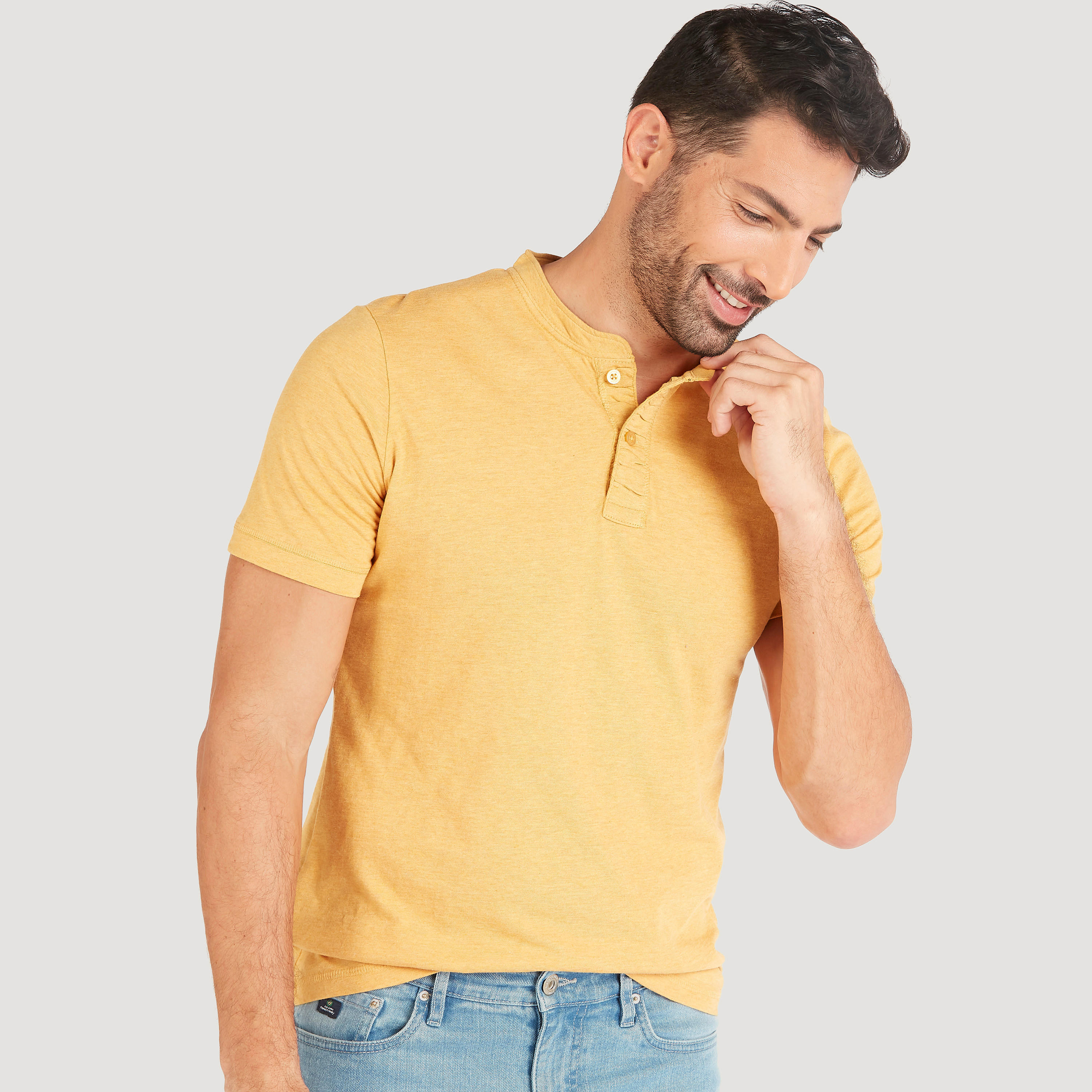تيشيرت سادة بأكمام قصيرة وزر إغلاق وياقة هينلي-men-clothing-tshirtsandpolos-tshirts-image-5
