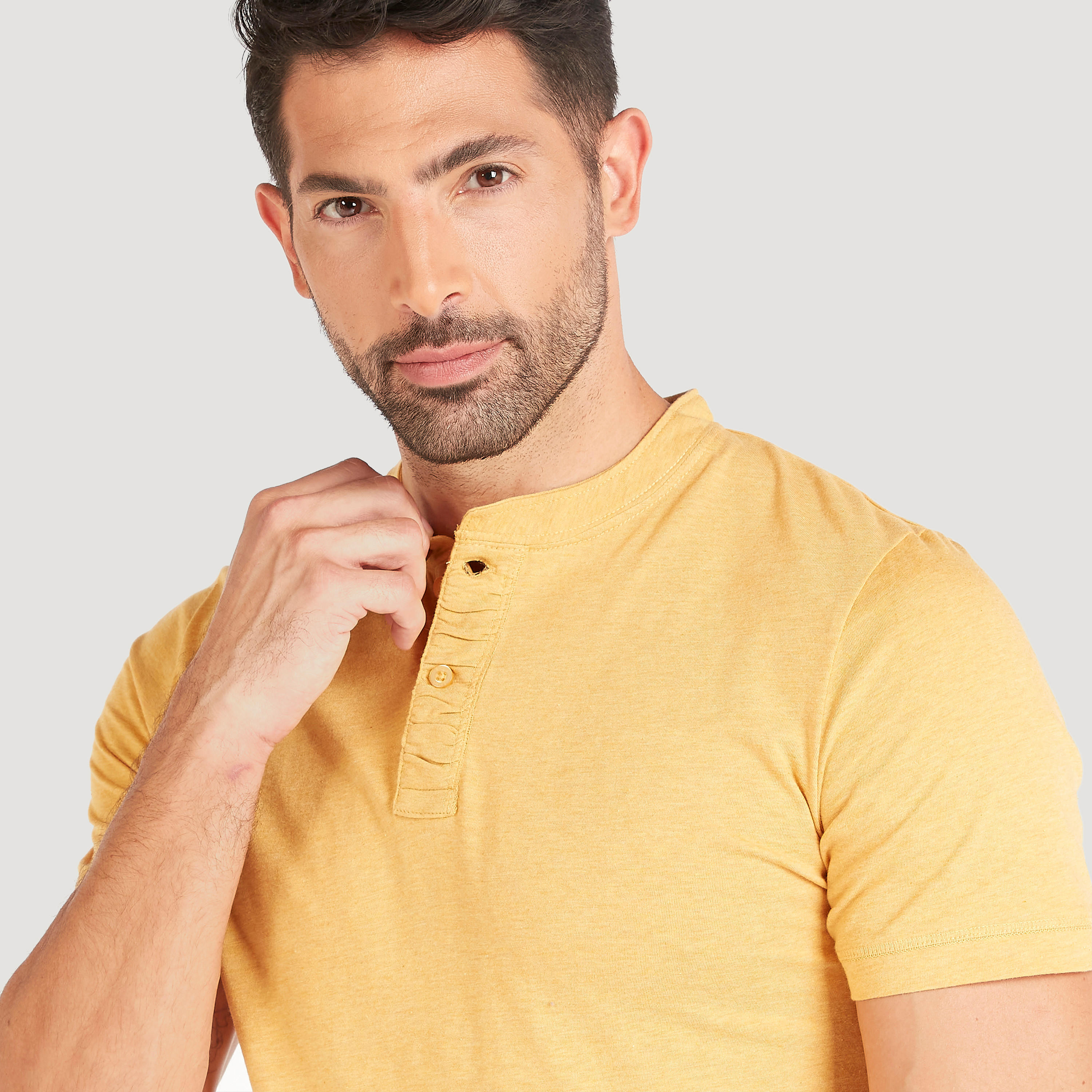 تيشيرت سادة بأكمام قصيرة وزر إغلاق وياقة هينلي-men-clothing-tshirtsandpolos-tshirts-image-6