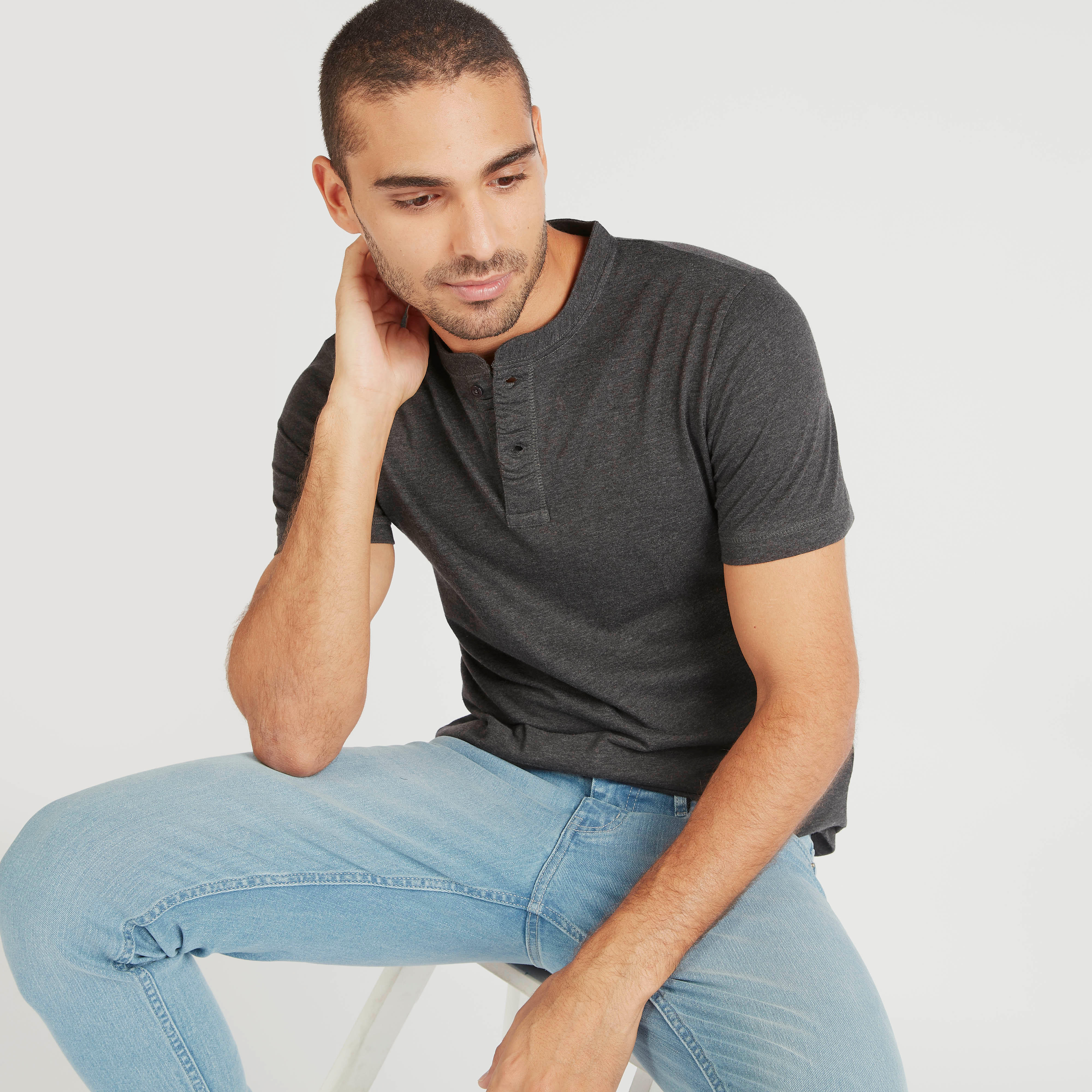 تيشيرت سادة بياقة هينلي وأكمام قصيرة-men-clothing-tshirtsandpolos-tshirts-image-5