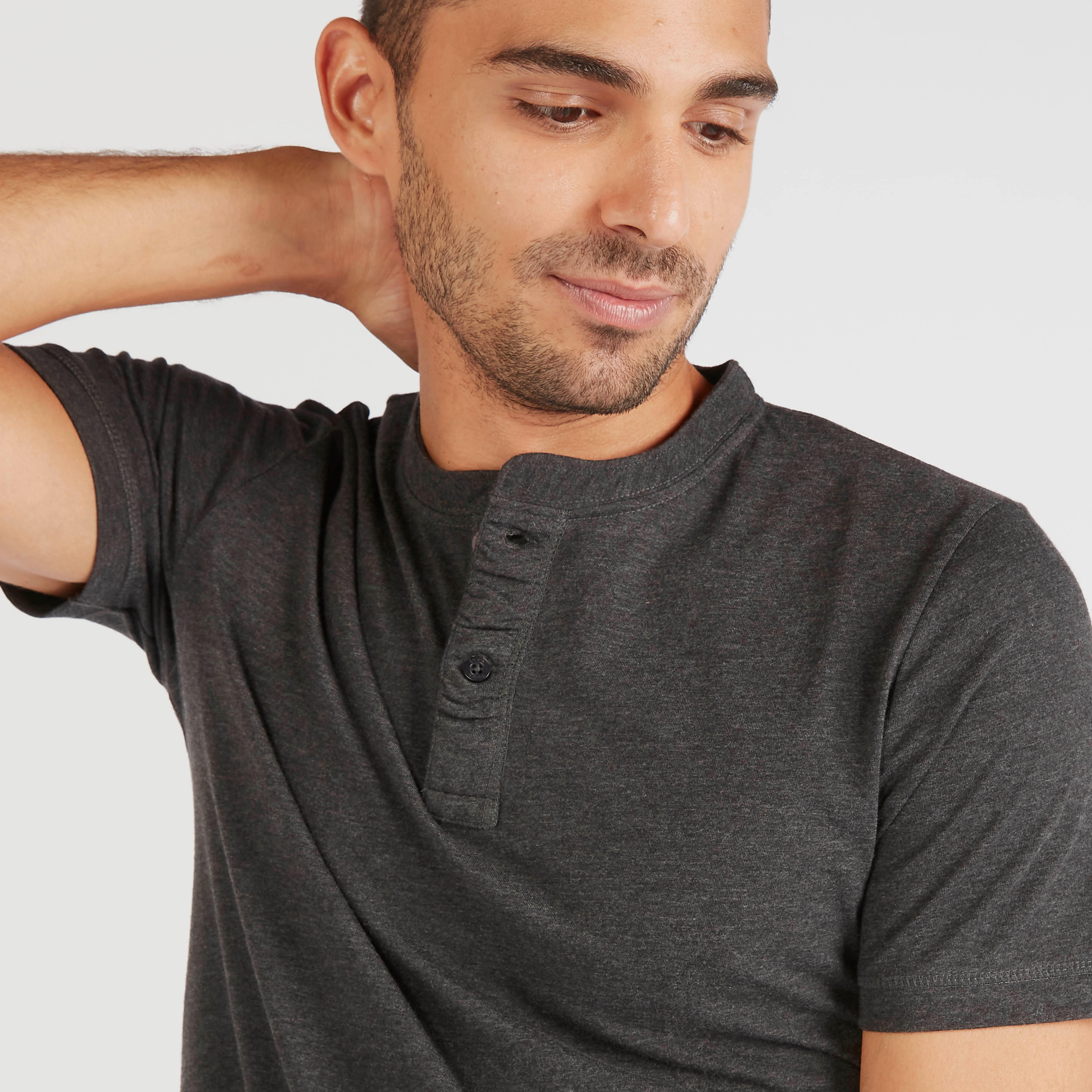 تيشيرت سادة بياقة هينلي وأكمام قصيرة-men-clothing-tshirtsandpolos-tshirts-image-3