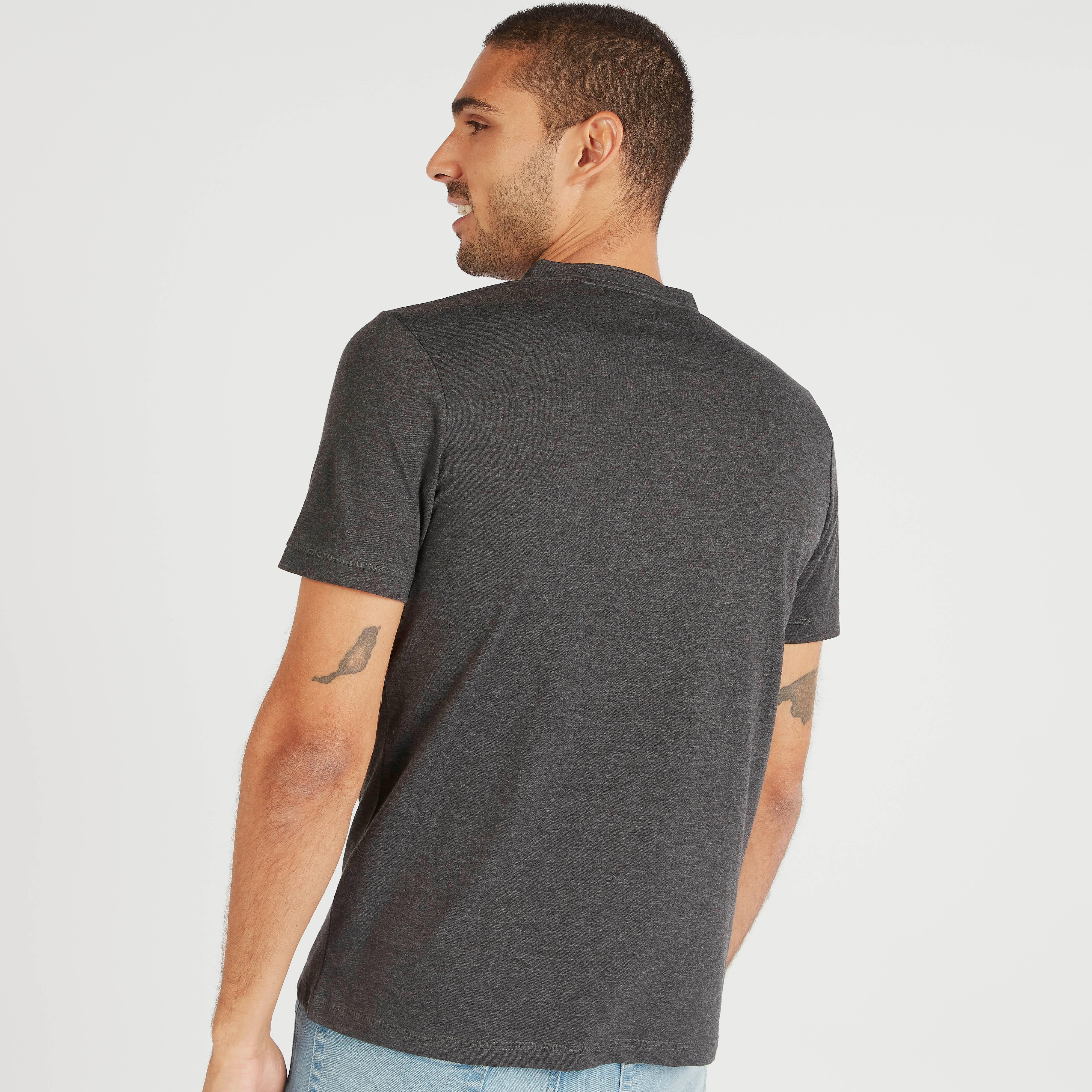 تيشيرت سادة بياقة هينلي وأكمام قصيرة-men-clothing-tshirtsandpolos-tshirts-image-2