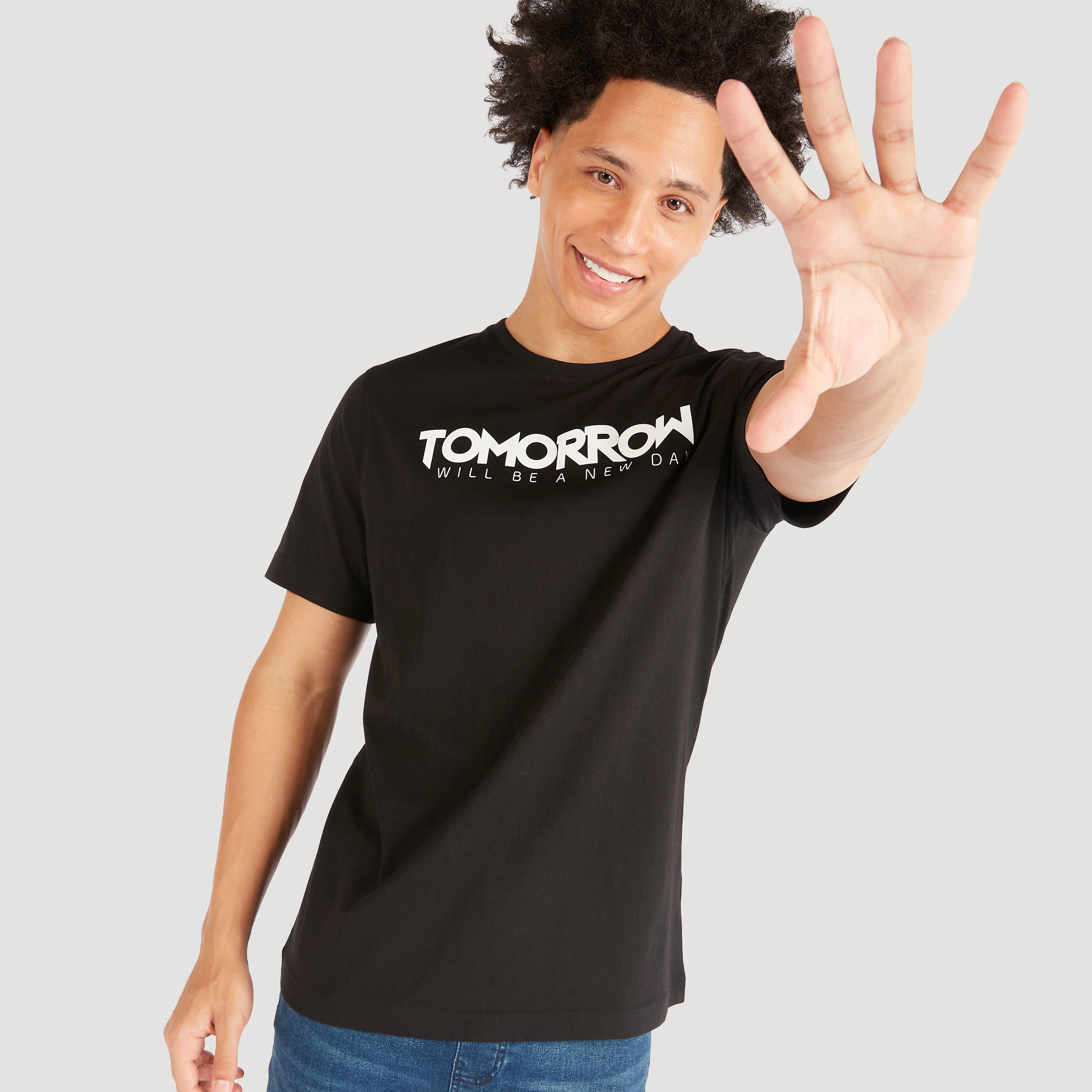 تيشيرت بياقة ضيّقة وأكمام قصيرة وطبعات-men-clothing-tshirtsandpolos-tshirts-image-1