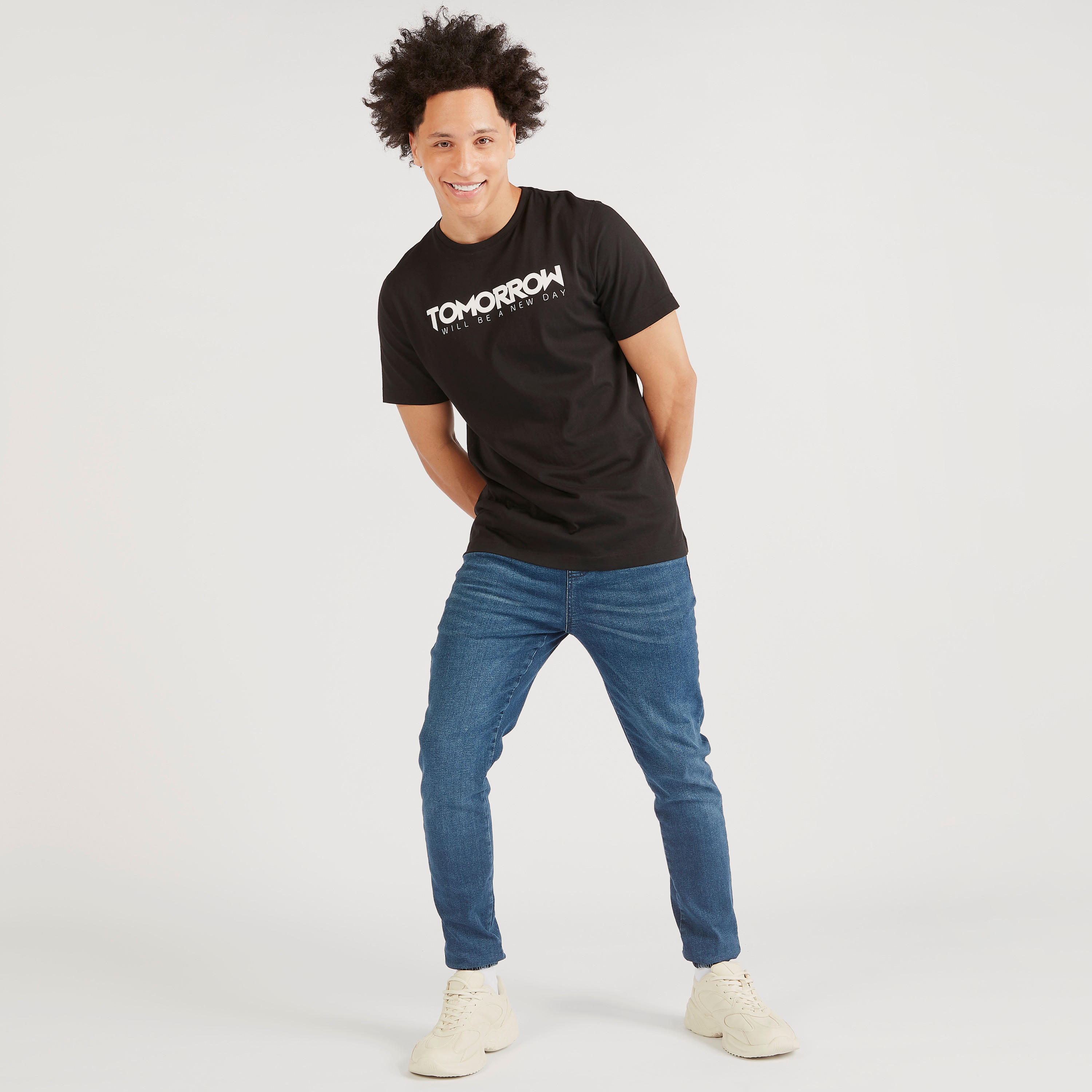 تيشيرت بياقة ضيّقة وأكمام قصيرة وطبعات-men-clothing-tshirtsandpolos-tshirts-image-2