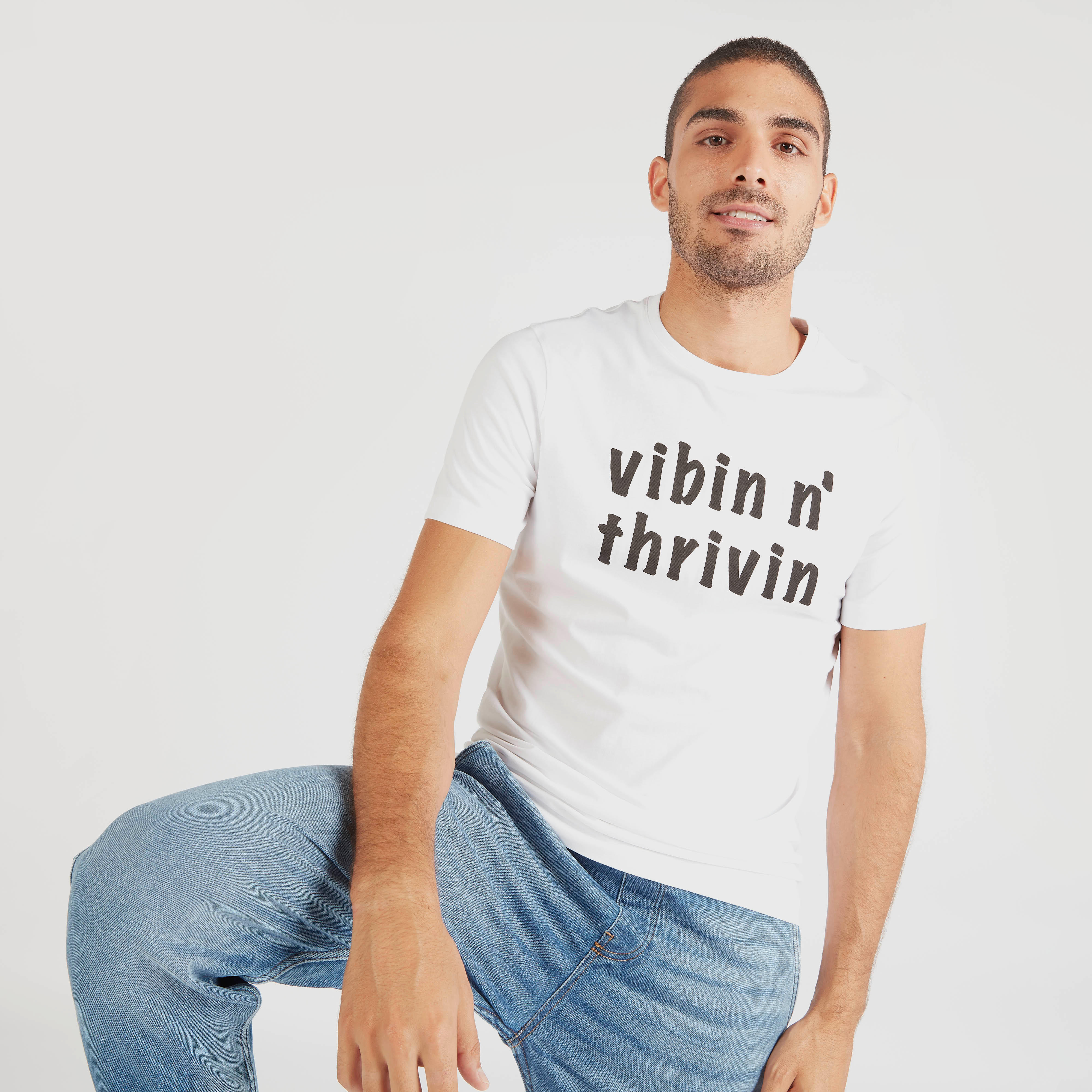 تيشيرت بياقة ضيّقة وأكمام قصيرة وطبعات-men-clothing-tshirtsandpolos-tshirts-image-1
