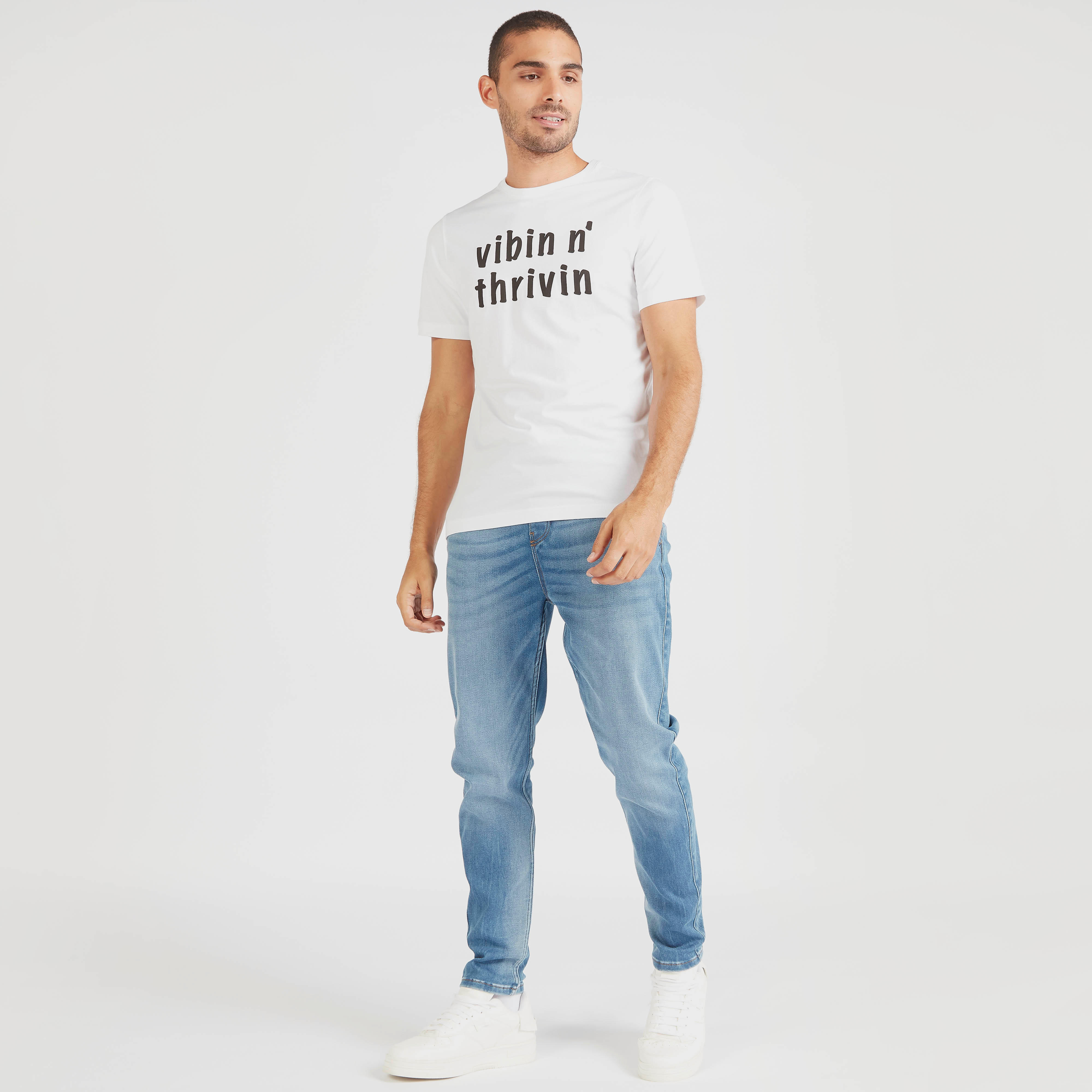 تيشيرت بياقة ضيّقة وأكمام قصيرة وطبعات-men-clothing-tshirtsandpolos-tshirts-image-2