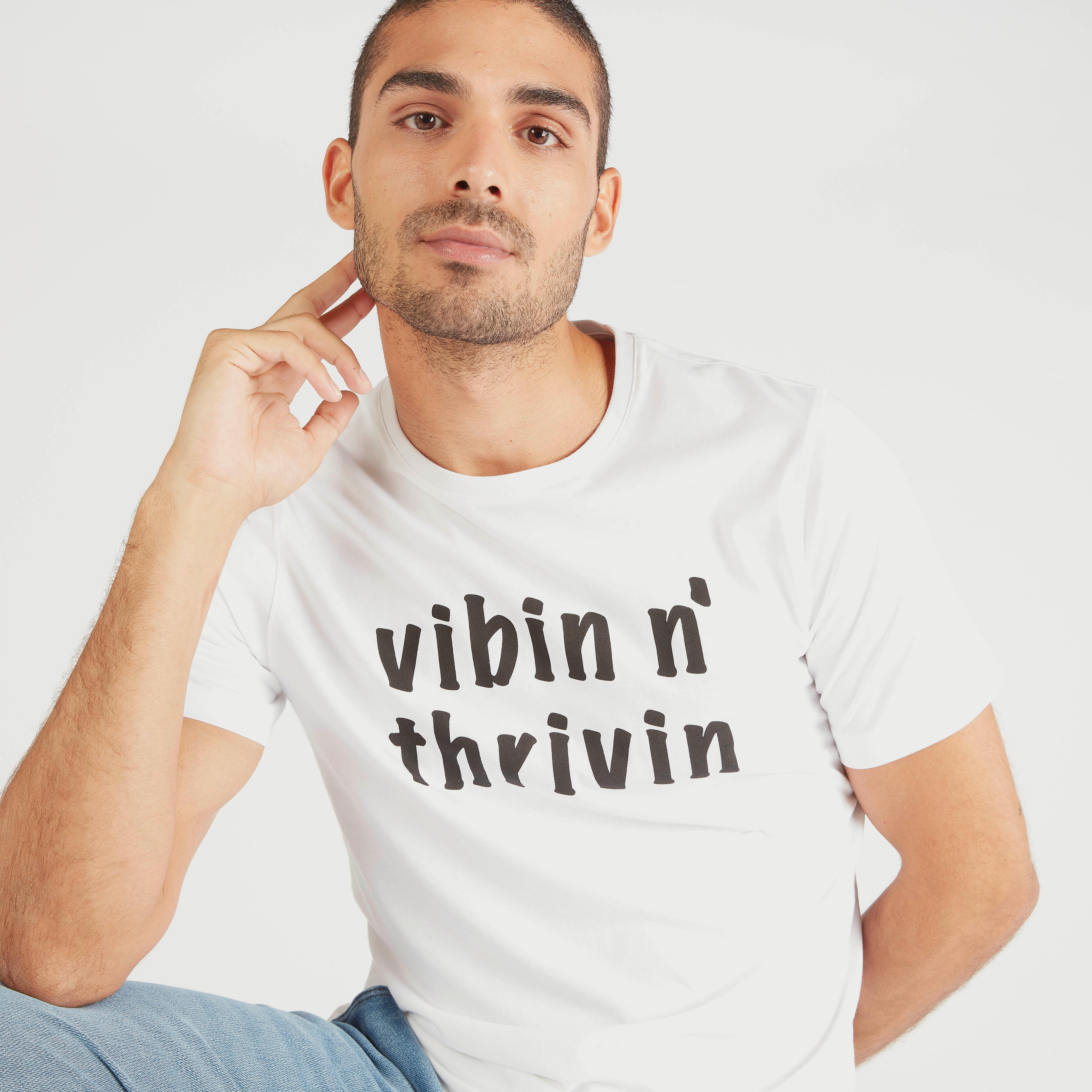 تيشيرت بياقة ضيّقة وأكمام قصيرة وطبعات-men-clothing-tshirtsandpolos-tshirts-image-3