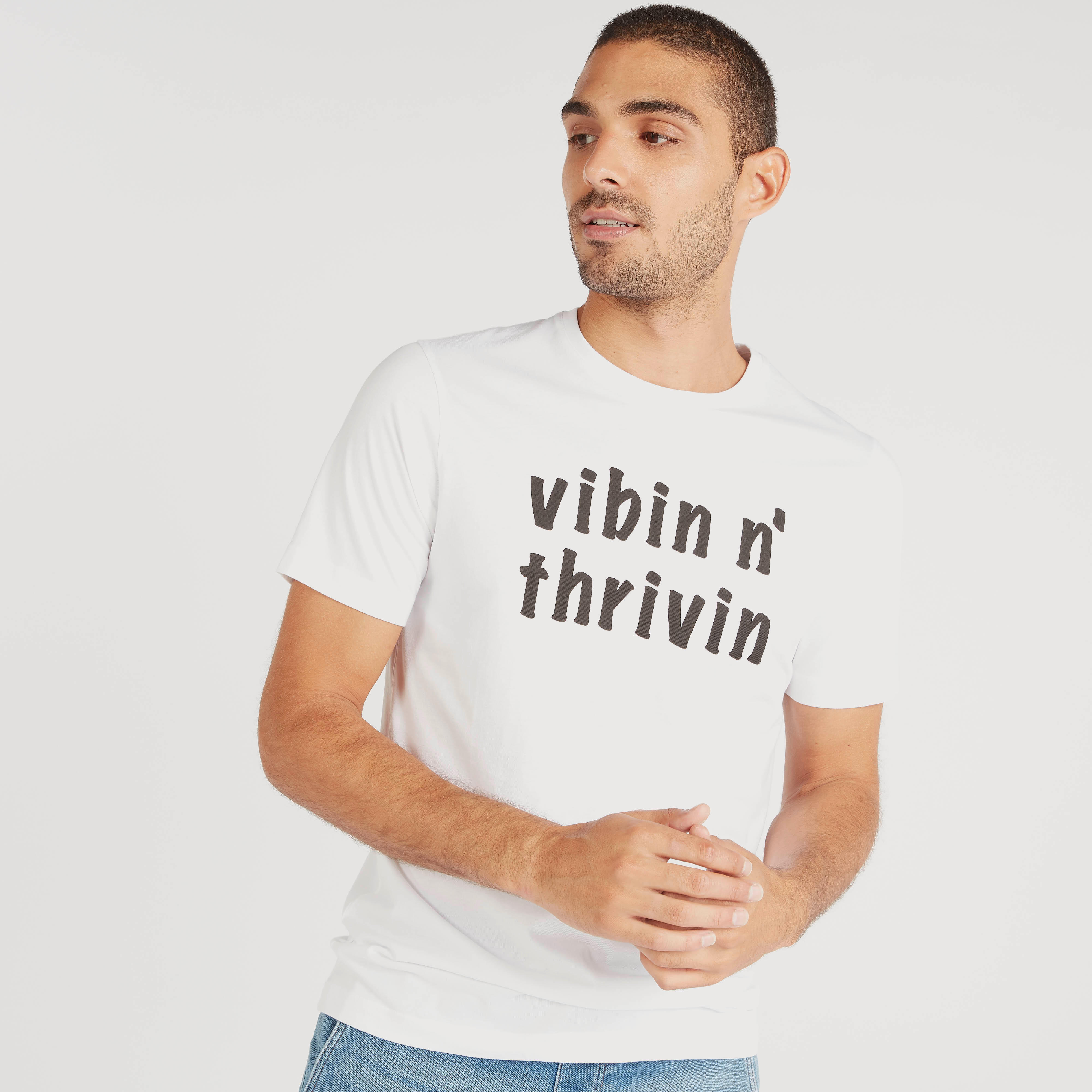 تيشيرت بياقة ضيّقة وأكمام قصيرة وطبعات-men-clothing-tshirtsandpolos-tshirts-image-5