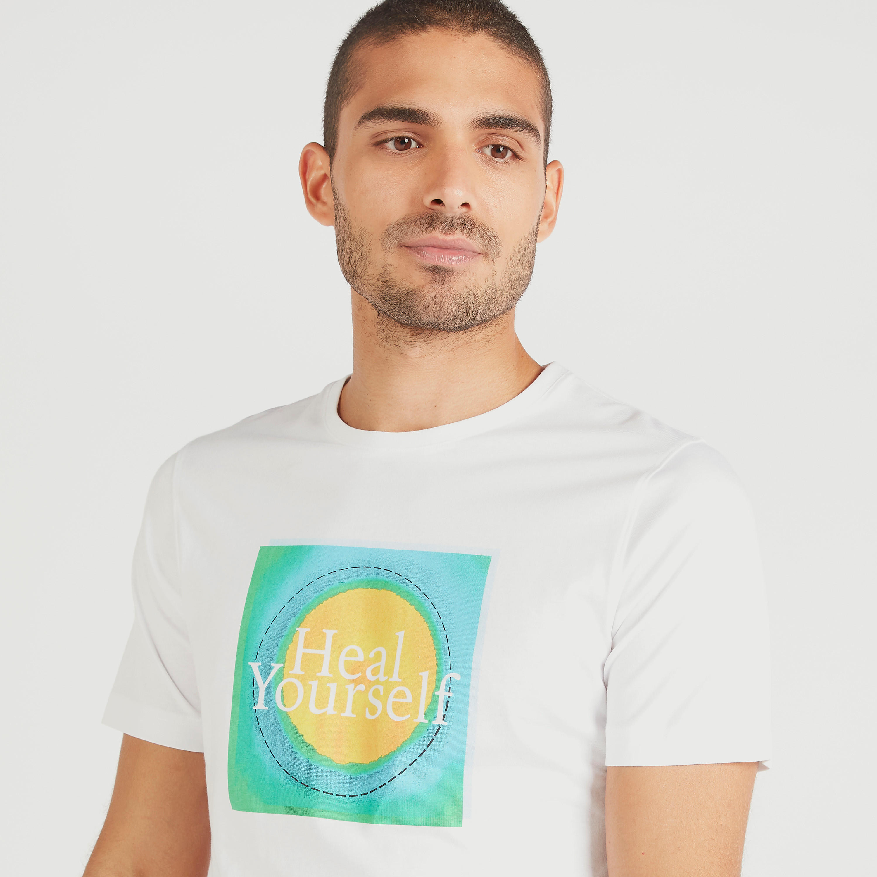 تيشيرت بياقة ضيّقة وأكمام قصيرة وطبعات-men-clothing-tshirtsandpolos-tshirts-image-1