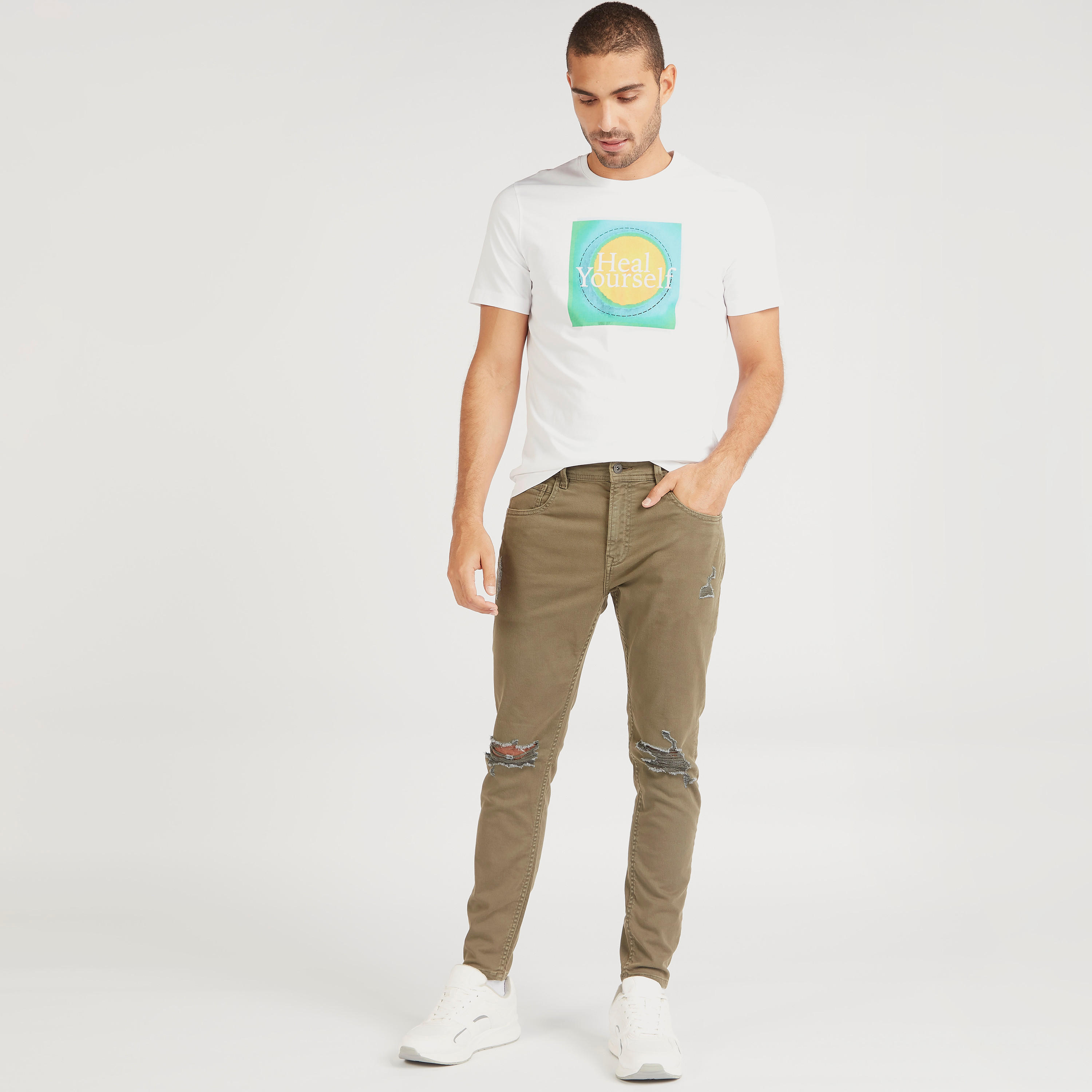 تيشيرت بياقة ضيّقة وأكمام قصيرة وطبعات-men-clothing-tshirtsandpolos-tshirts-image-2