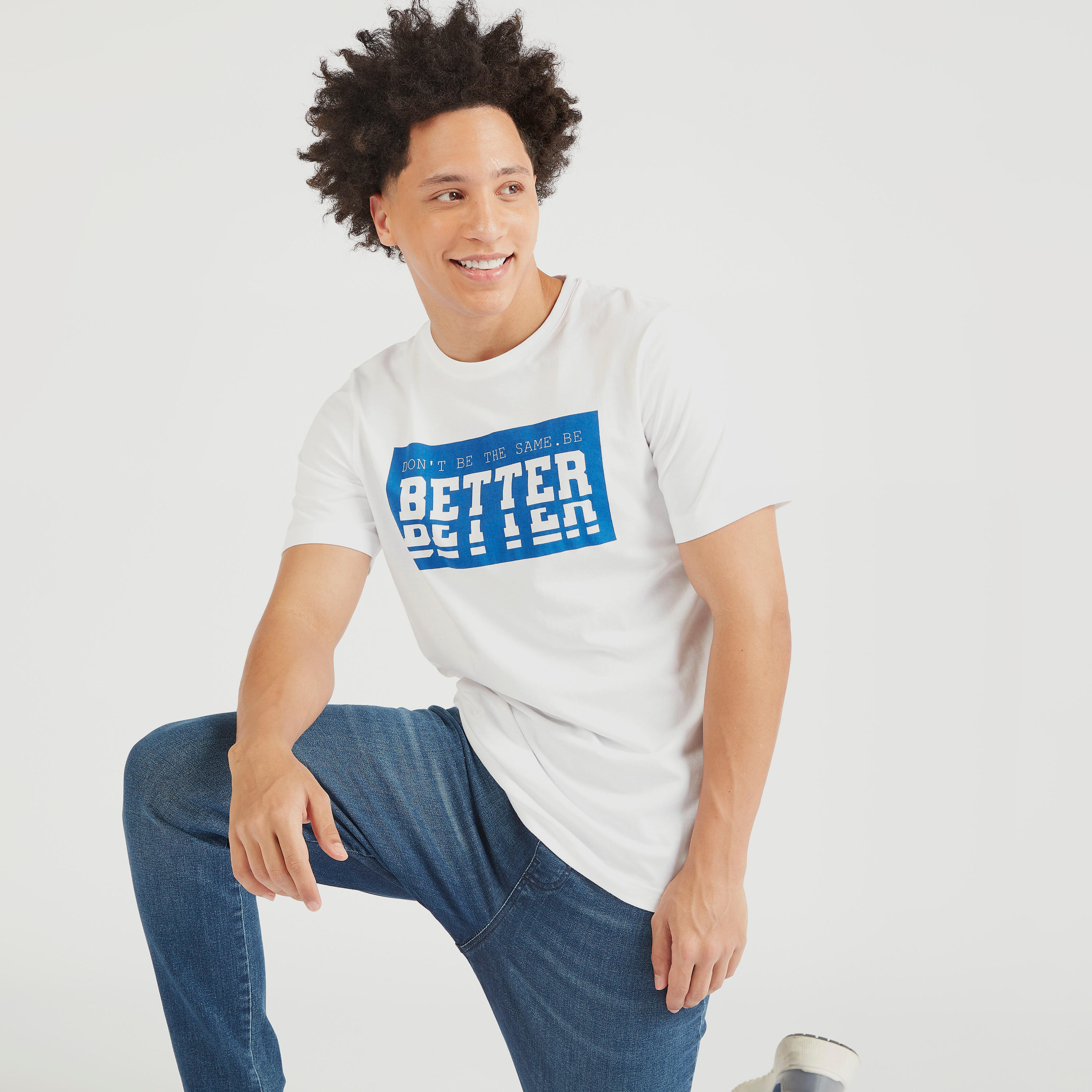 تيشيرت بياقة ضيّقة وأكمام قصيرة وطبعات-men-clothing-tshirtsandpolos-tshirts-image-1