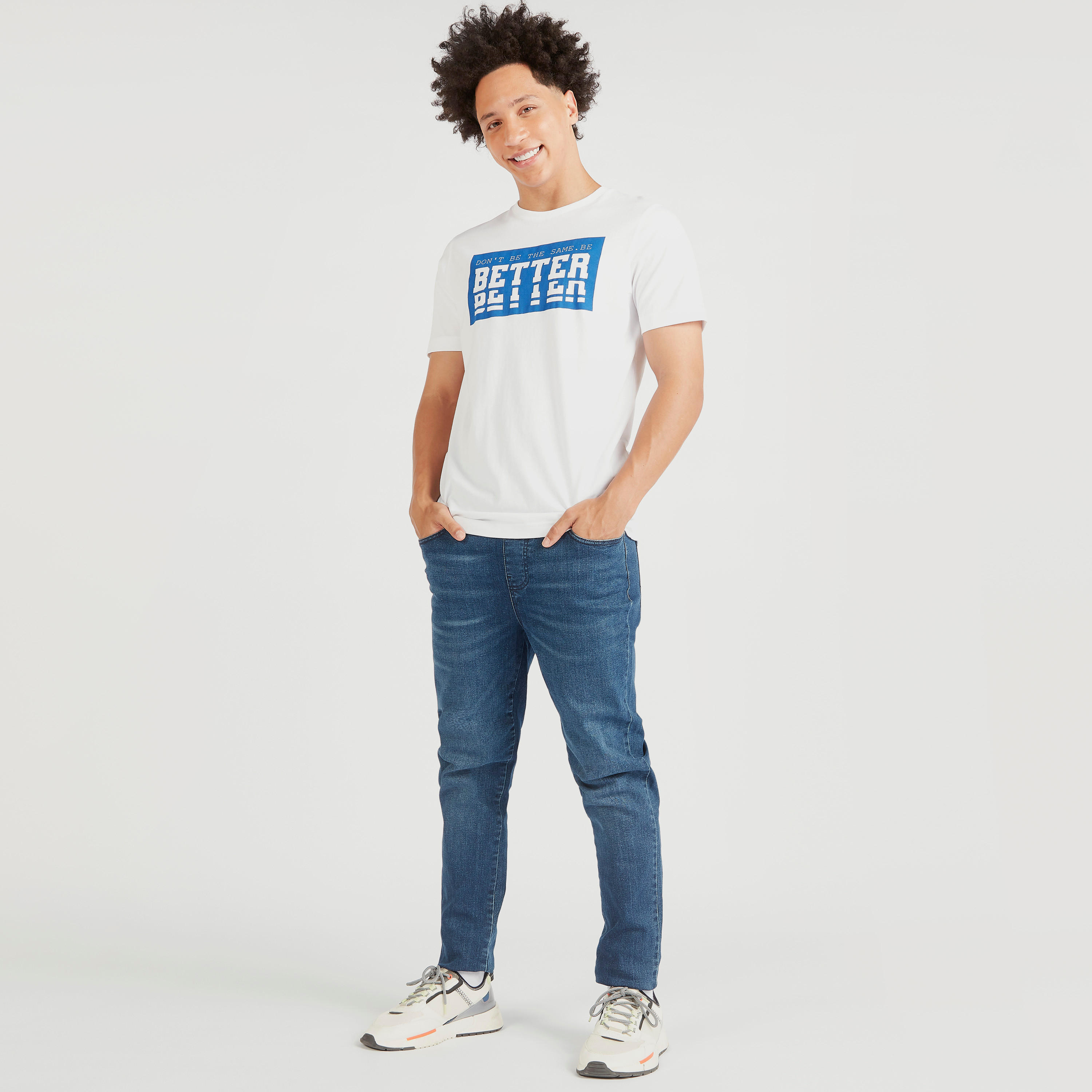 تيشيرت بياقة ضيّقة وأكمام قصيرة وطبعات-men-clothing-tshirtsandpolos-tshirts-image-2