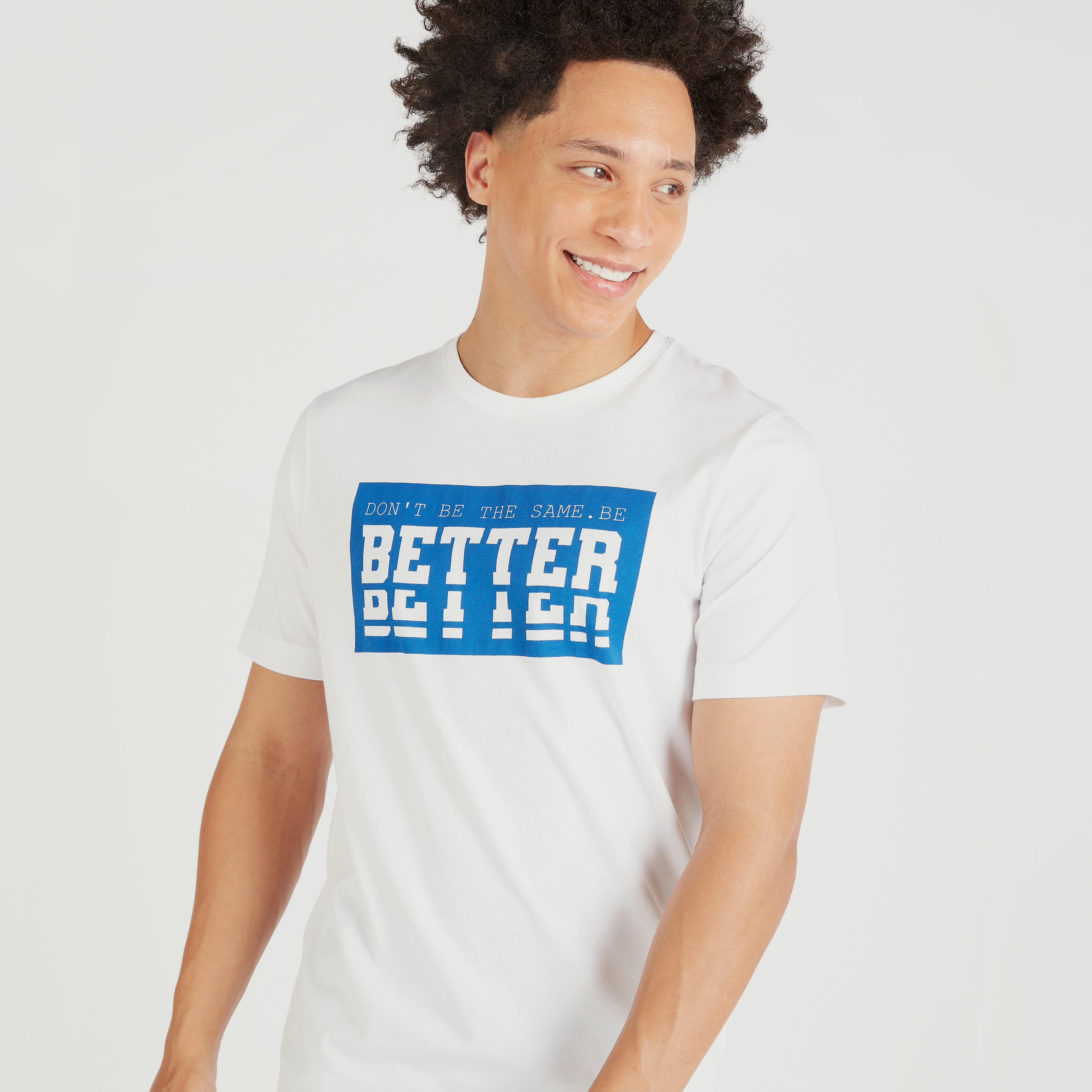 تيشيرت بياقة ضيّقة وأكمام قصيرة وطبعات-men-clothing-tshirtsandpolos-tshirts-image-3
