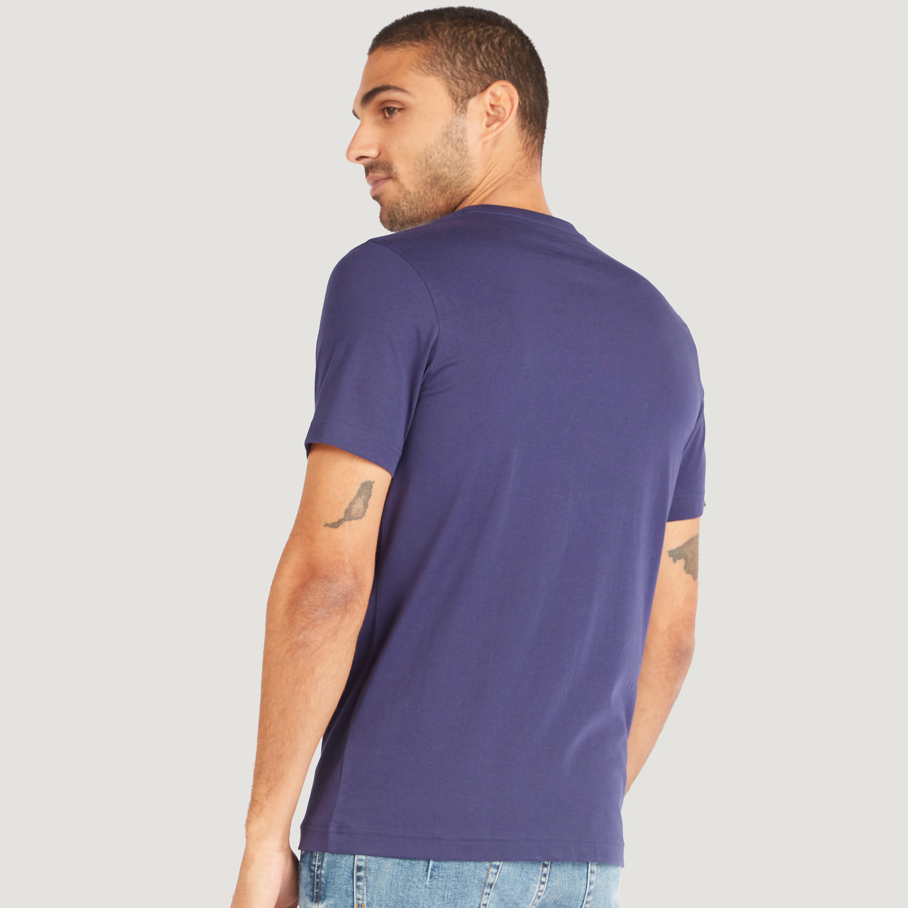 تيشيرت بياقة ضيّقة وأكمام قصيرة وطبعات-men-clothing-tshirtsandpolos-tshirts-image-4