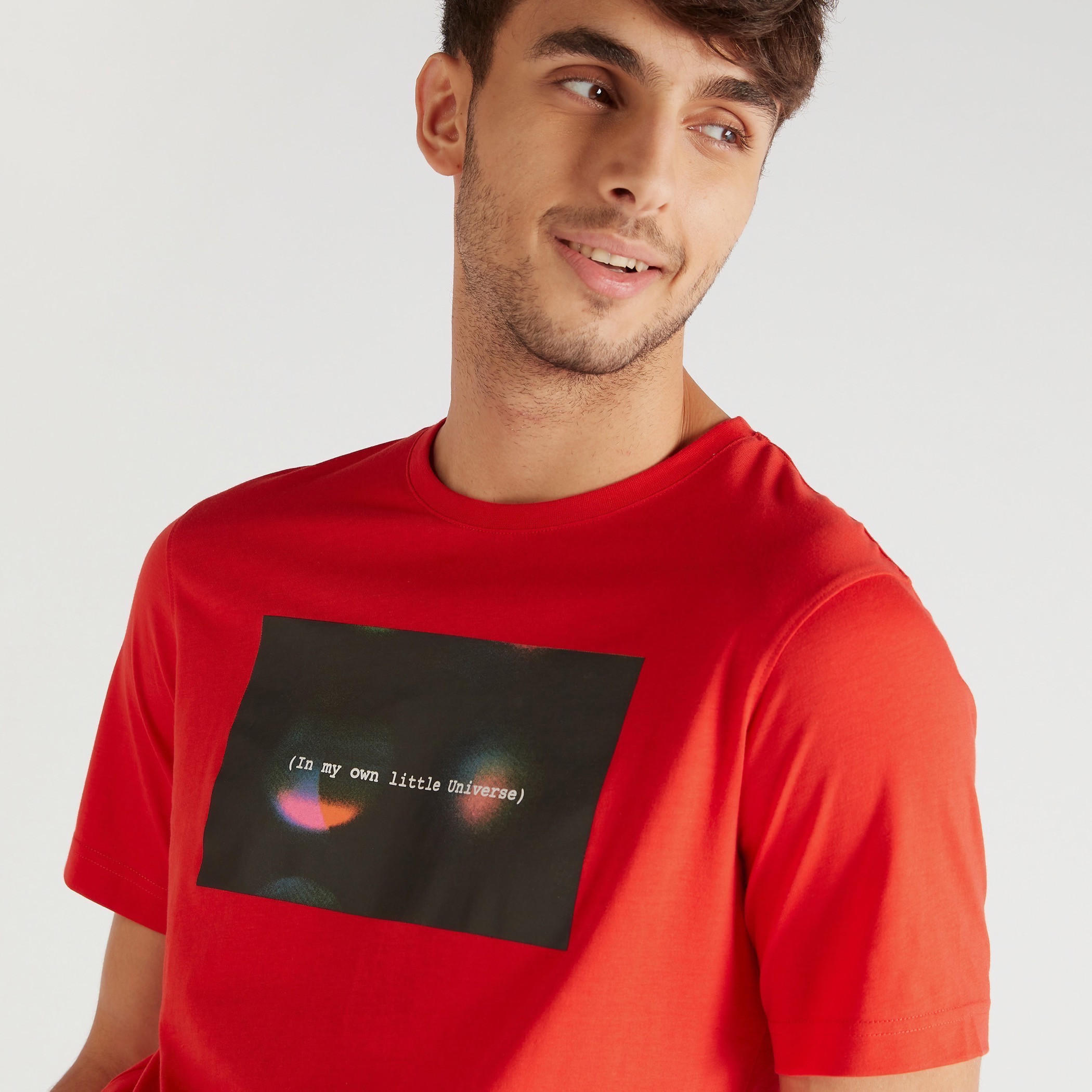 تيشيرت بياقة ضيّقة وأكمام قصيرة وطبعات-men-clothing-tshirtsandpolos-tshirts-image-2
