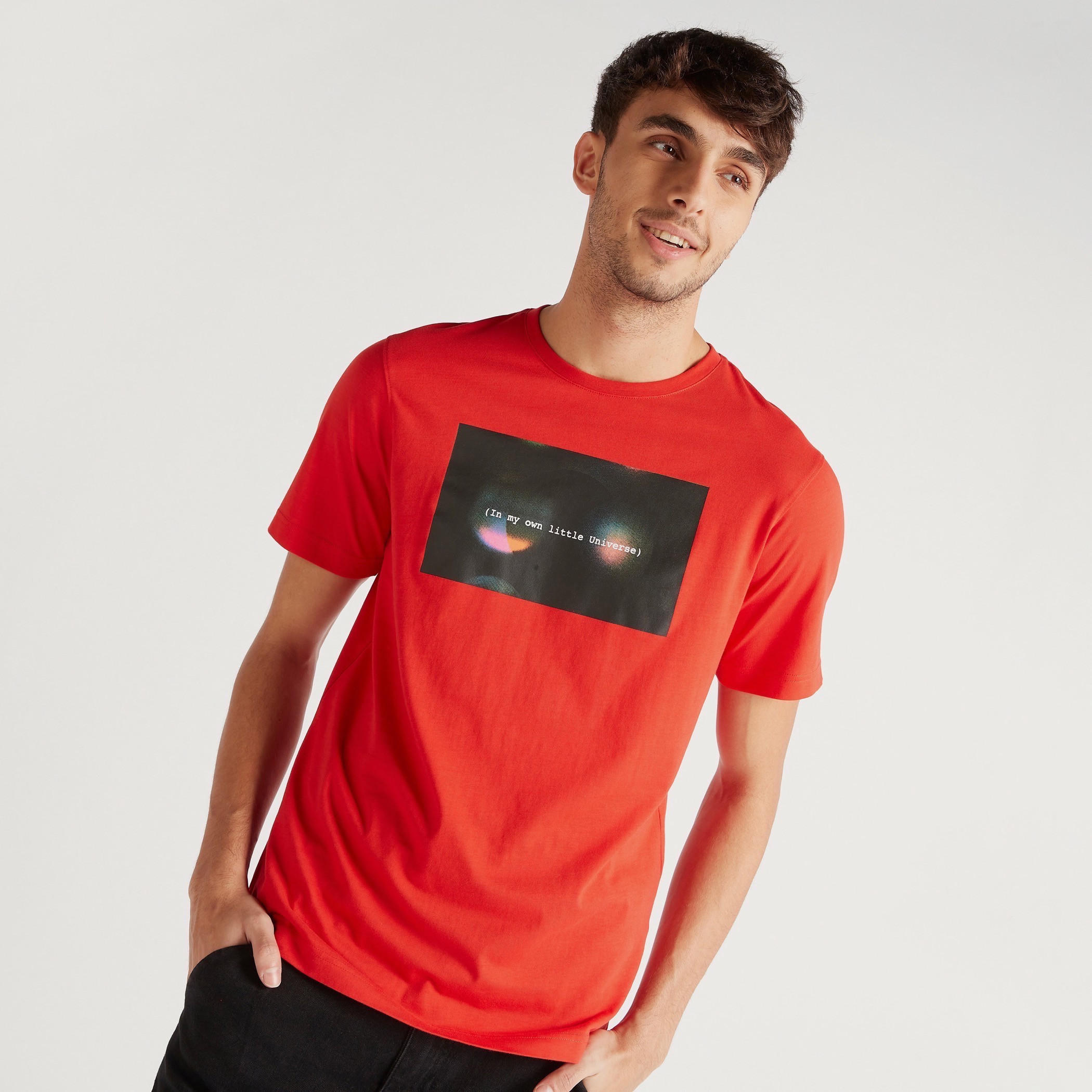 تيشيرت بياقة ضيّقة وأكمام قصيرة وطبعات-men-clothing-tshirtsandpolos-tshirts-image-3