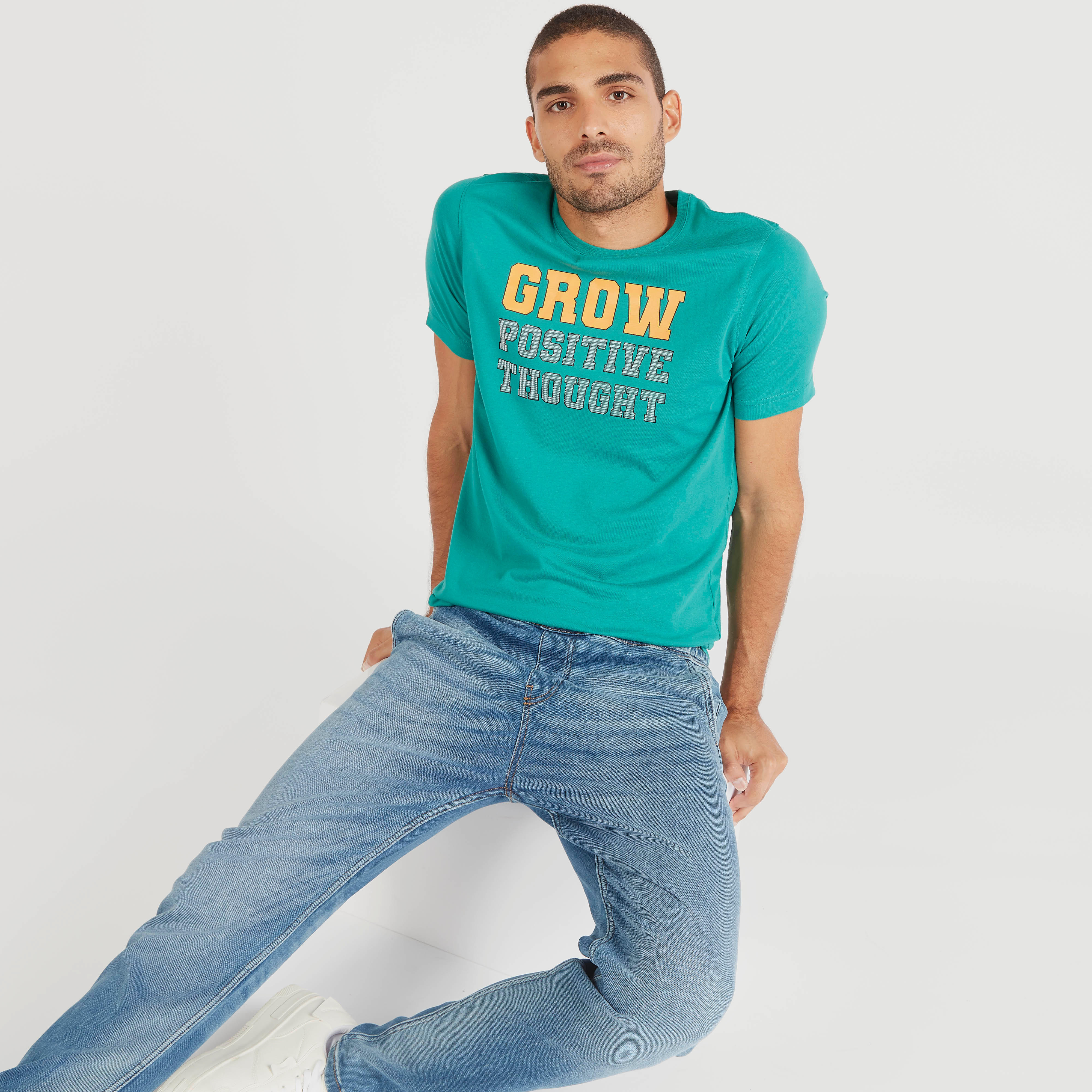 تيشيرت بياقة ضيّقة وأكمام قصيرة وطبعات-men-clothing-tshirtsandpolos-tshirts-image-1