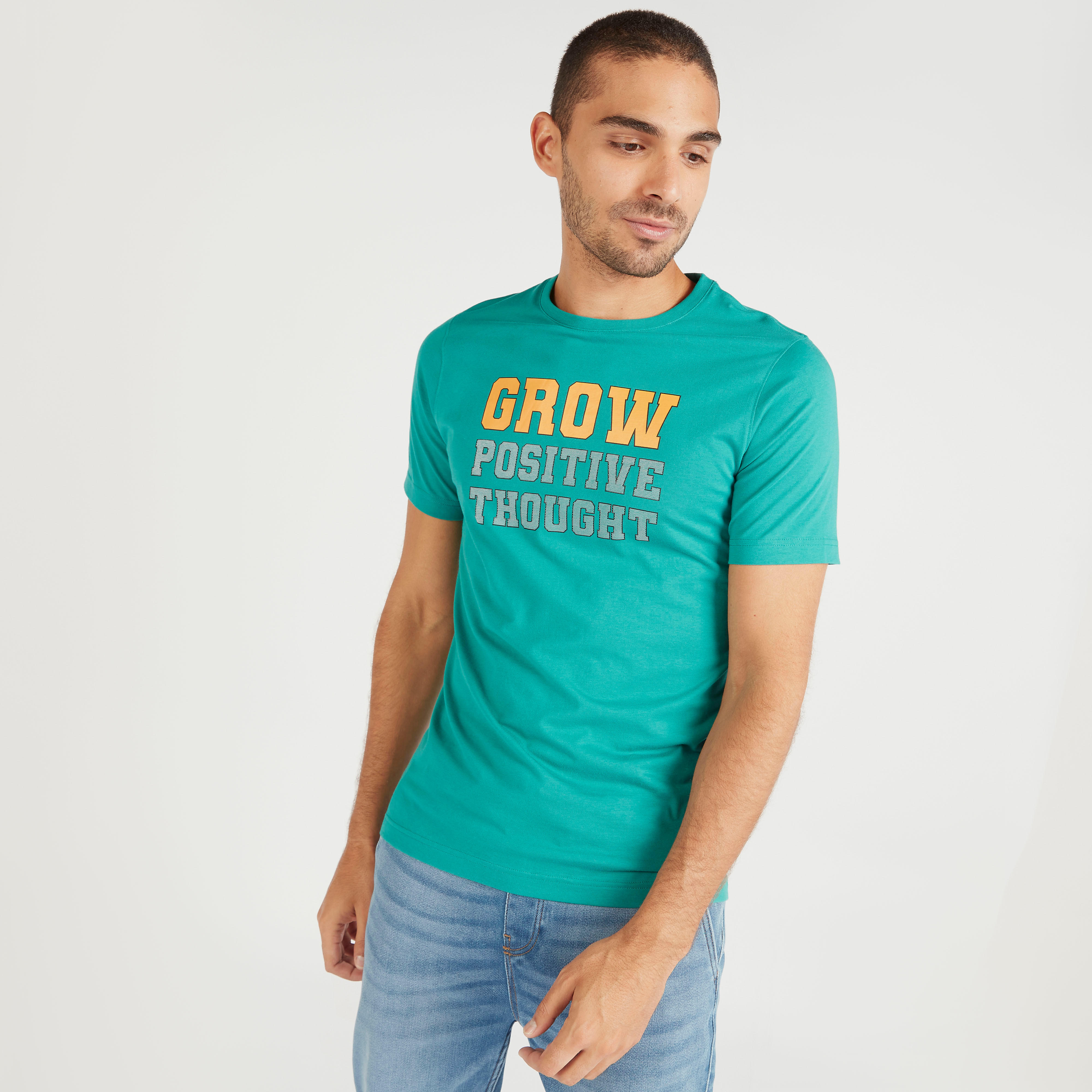 تيشيرت بياقة ضيّقة وأكمام قصيرة وطبعات-men-clothing-tshirtsandpolos-tshirts-image-2