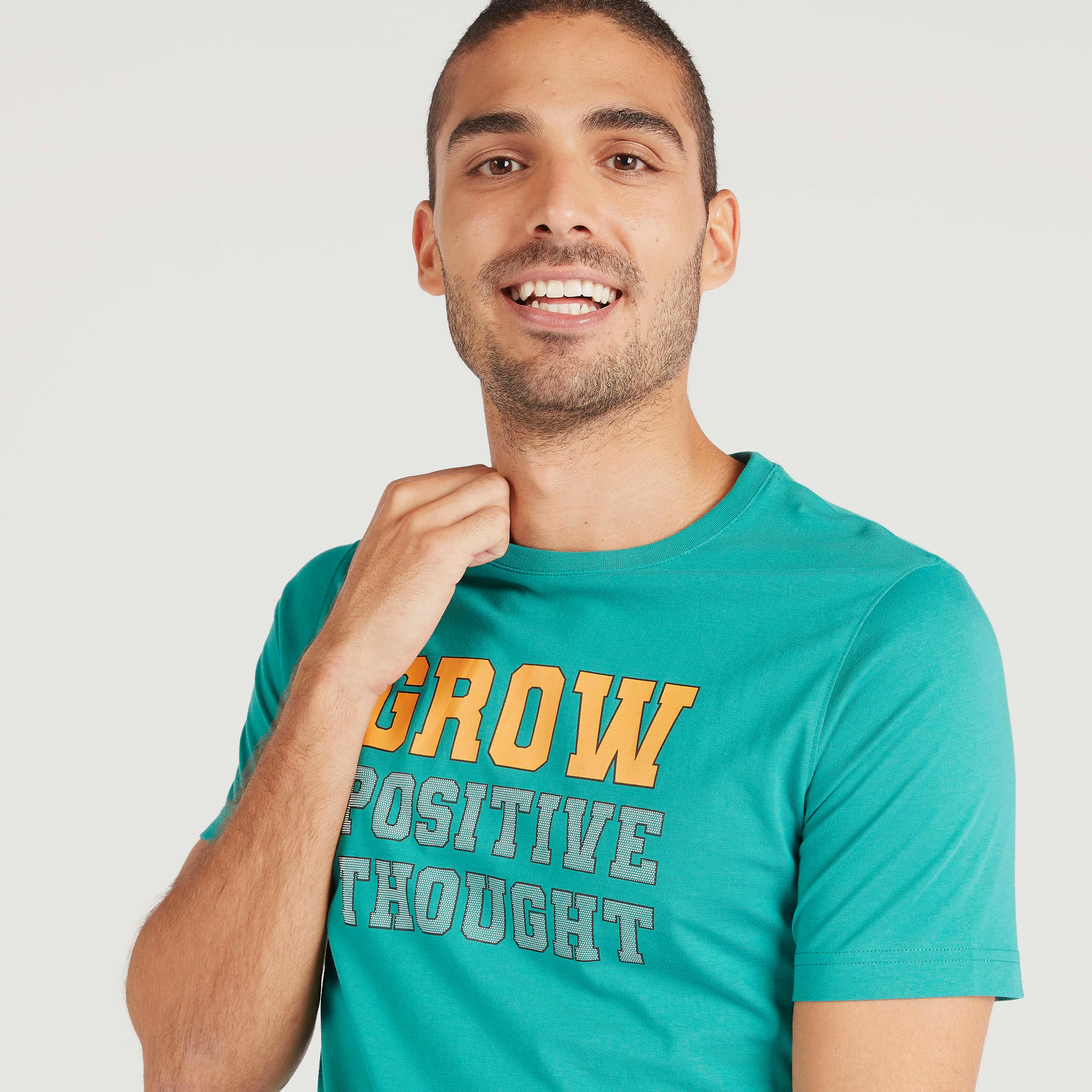 تيشيرت بياقة ضيّقة وأكمام قصيرة وطبعات-men-clothing-tshirtsandpolos-tshirts-image-5