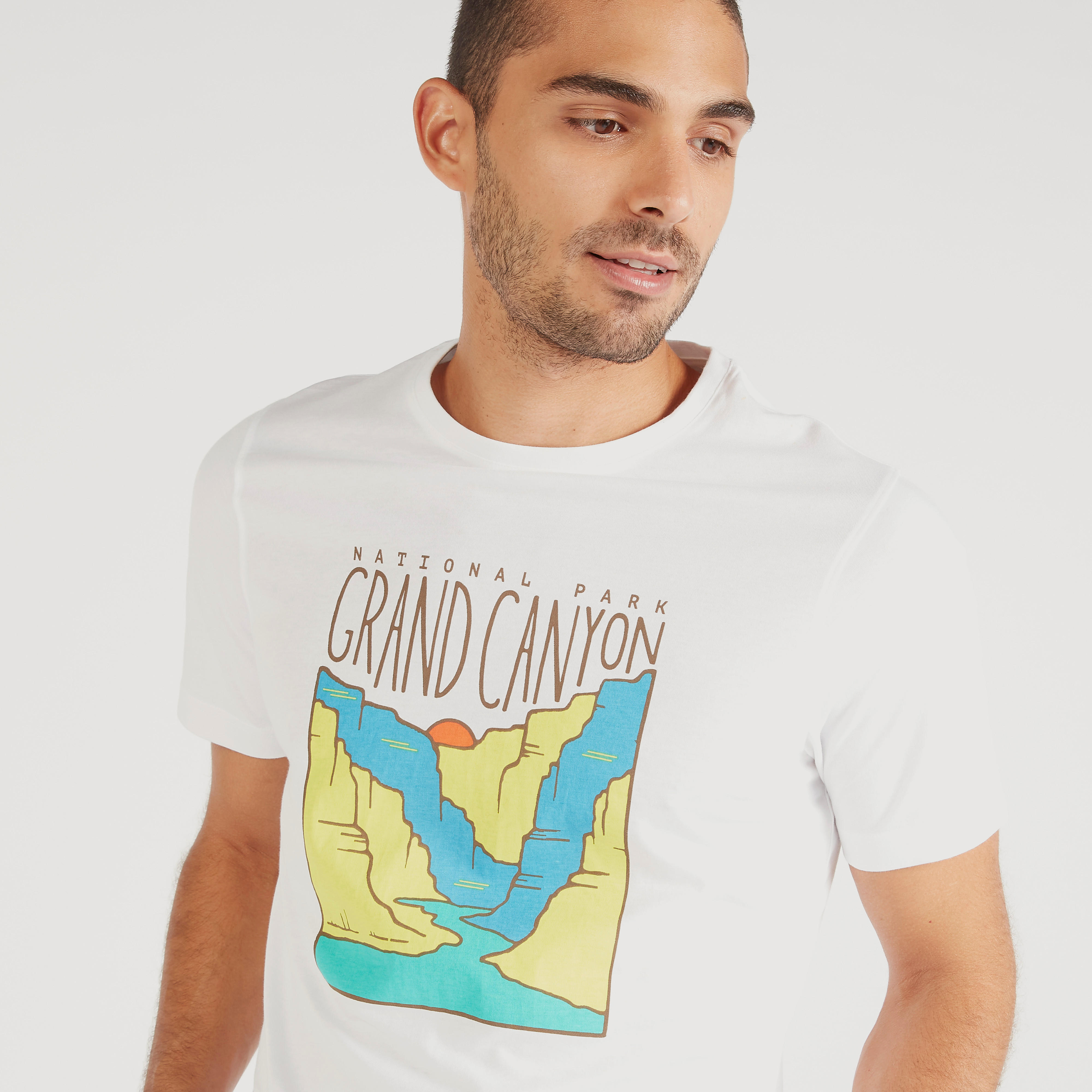 تيشيرت بياقة ضيّقة وأكمام قصيرة وطبعات-men-clothing-tshirtsandpolos-tshirts-image-2