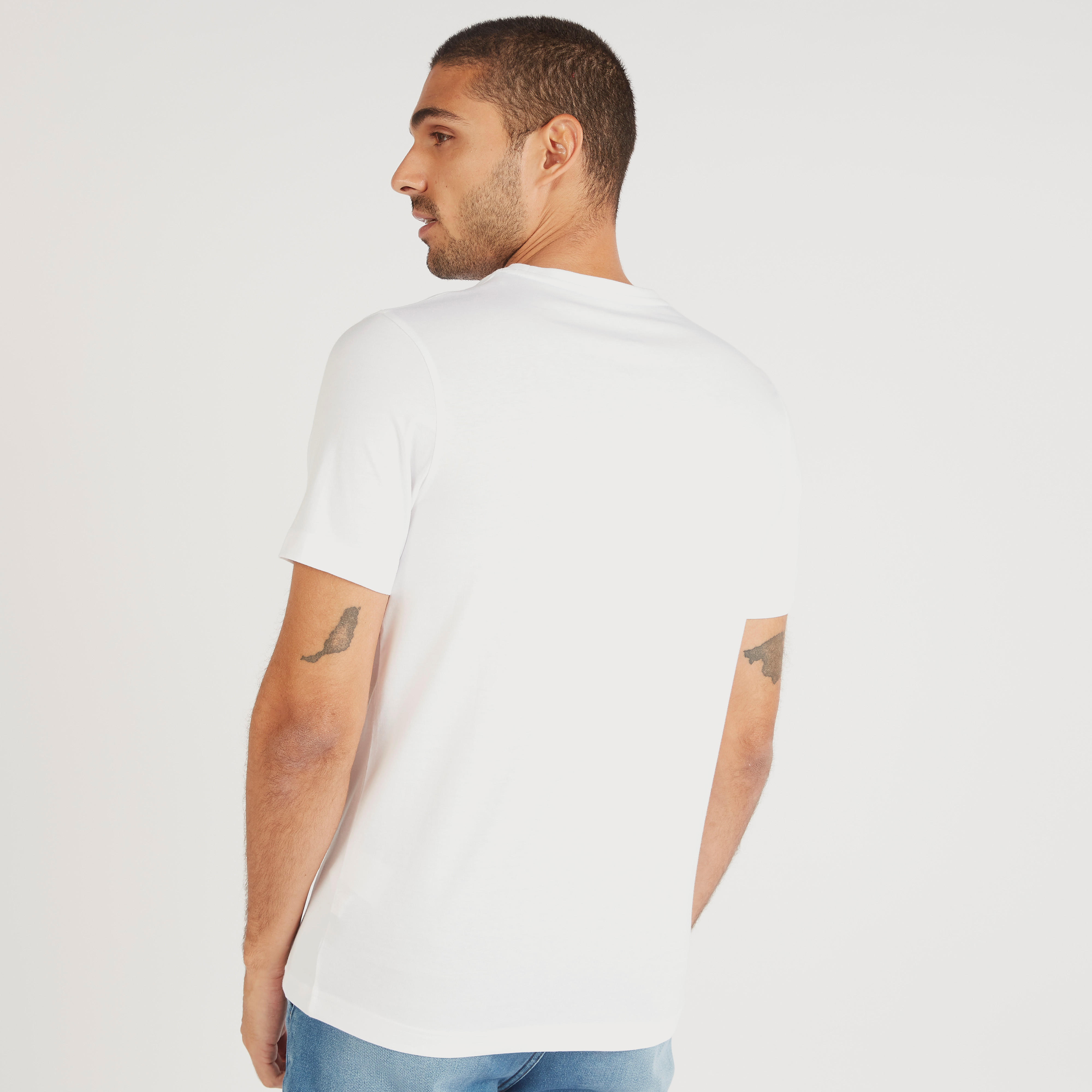 تيشيرت بياقة ضيّقة وأكمام قصيرة وطبعات-men-clothing-tshirtsandpolos-tshirts-image-4