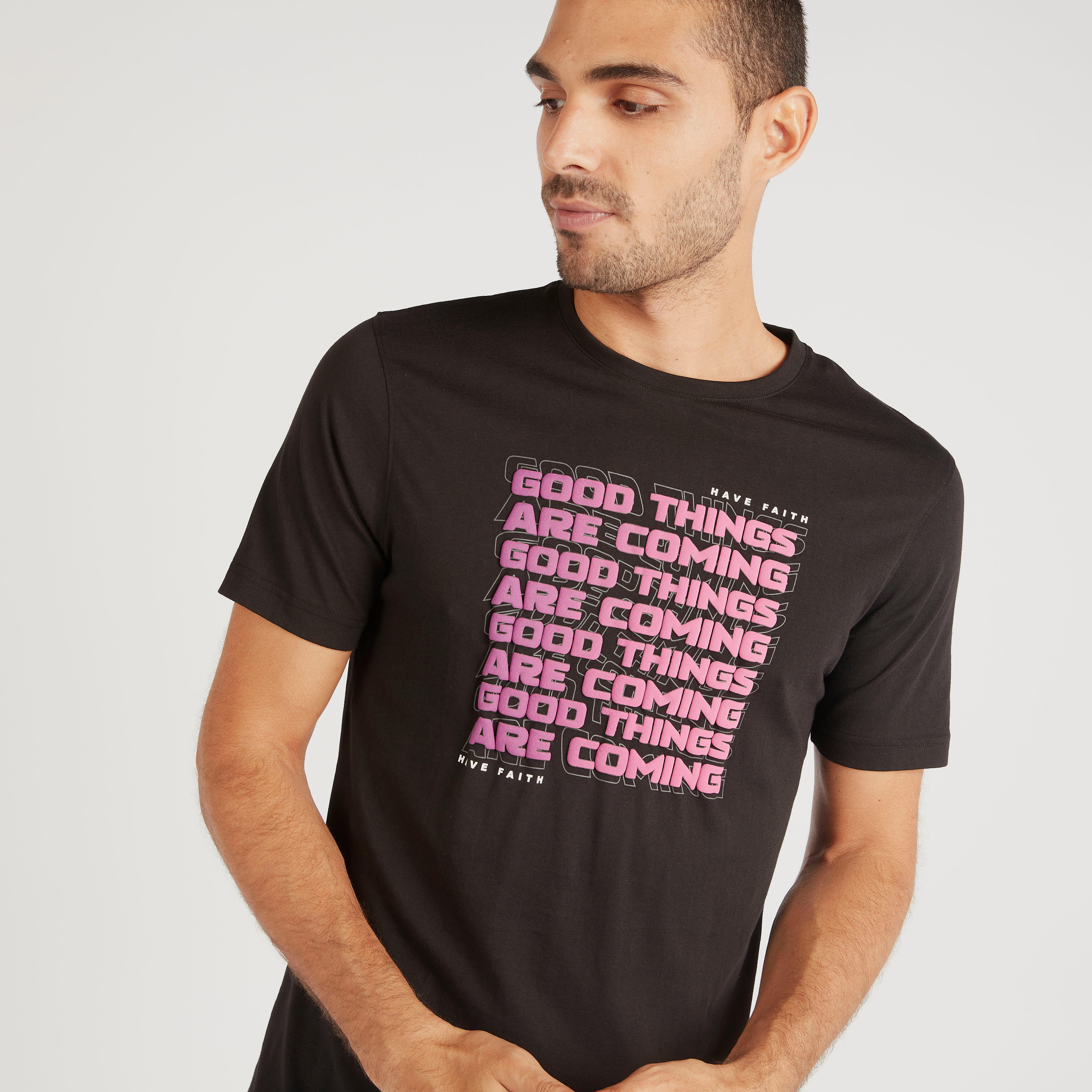 تيشيرت بياقة ضيّقة وأكمام قصيرة وطبعات شعار-men-clothing-tshirtsandpolos-tshirts-image-1