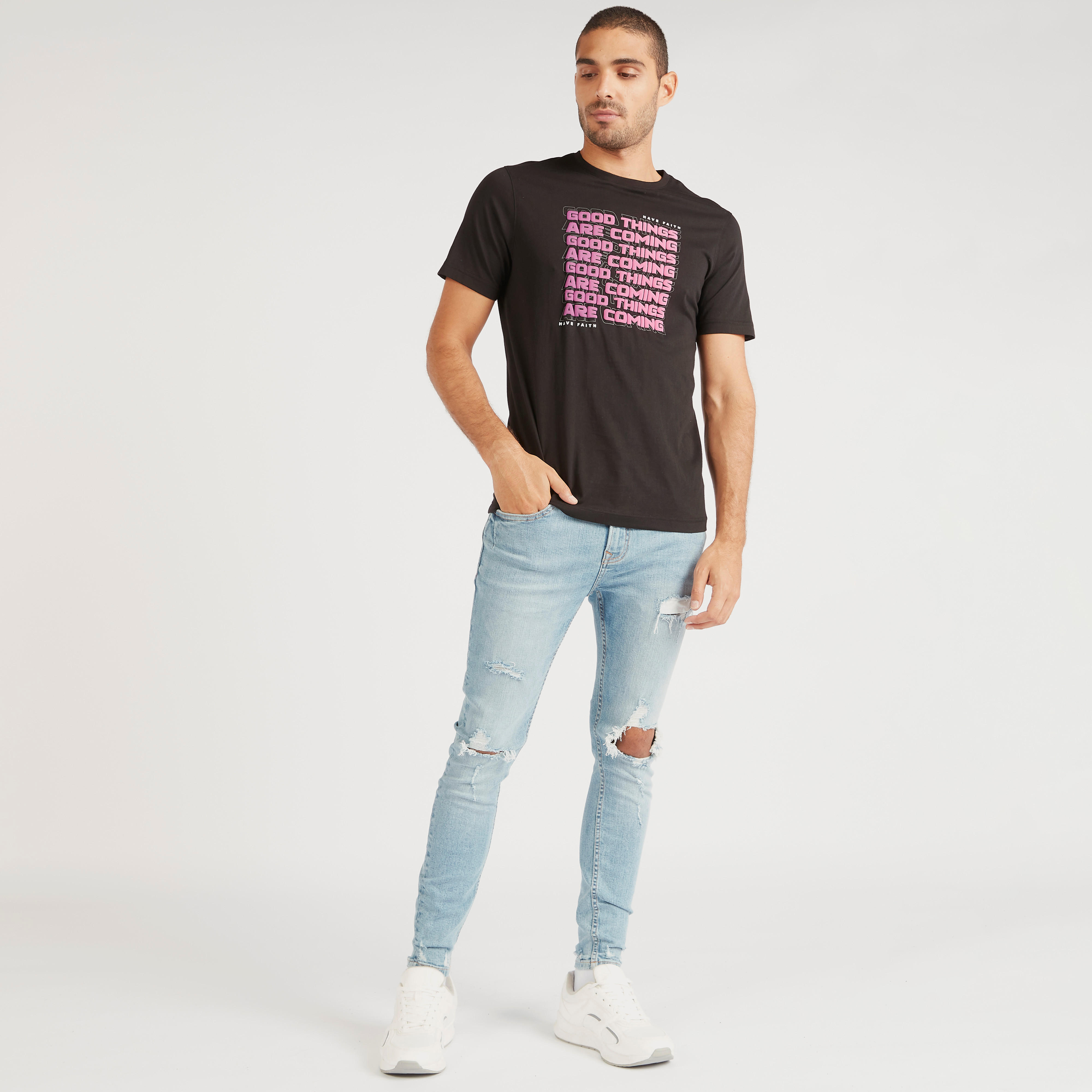 تيشيرت بياقة ضيّقة وأكمام قصيرة وطبعات شعار-men-clothing-tshirtsandpolos-tshirts-image-2