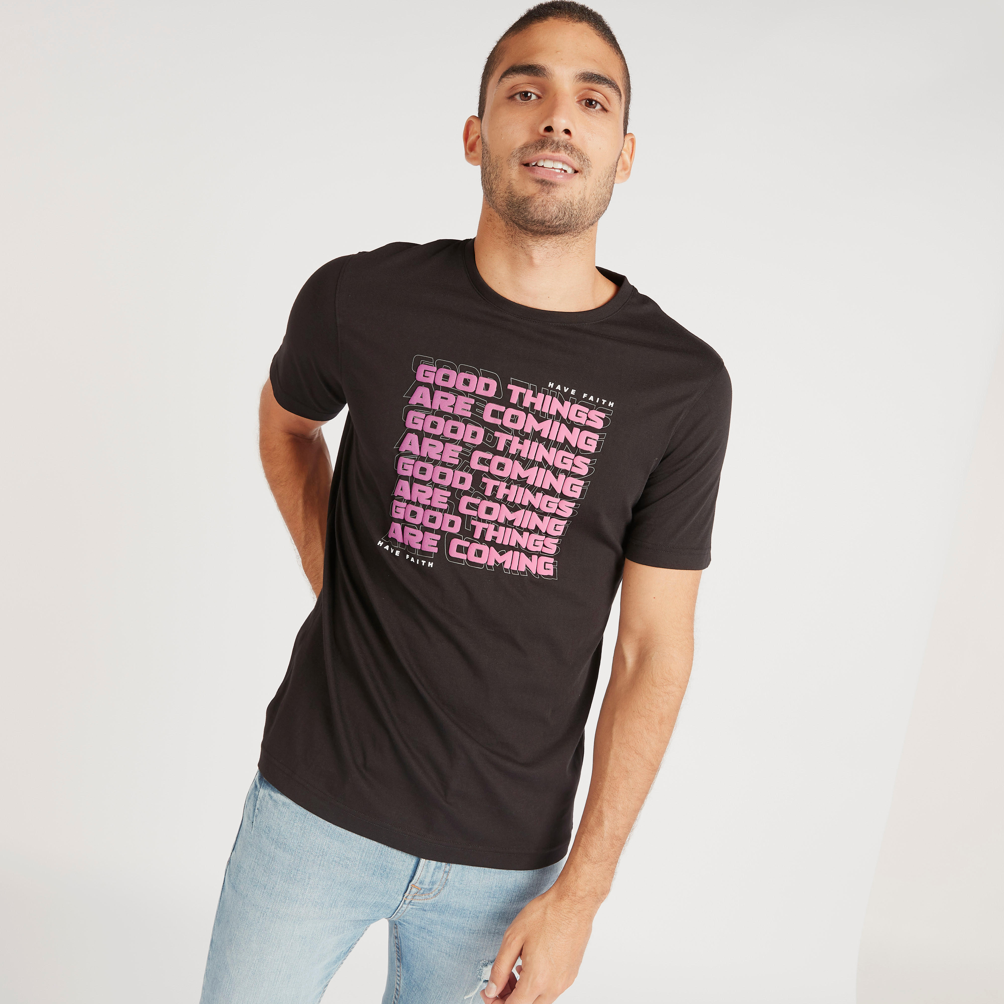 تيشيرت بياقة ضيّقة وأكمام قصيرة وطبعات شعار-men-clothing-tshirtsandpolos-tshirts-image-3