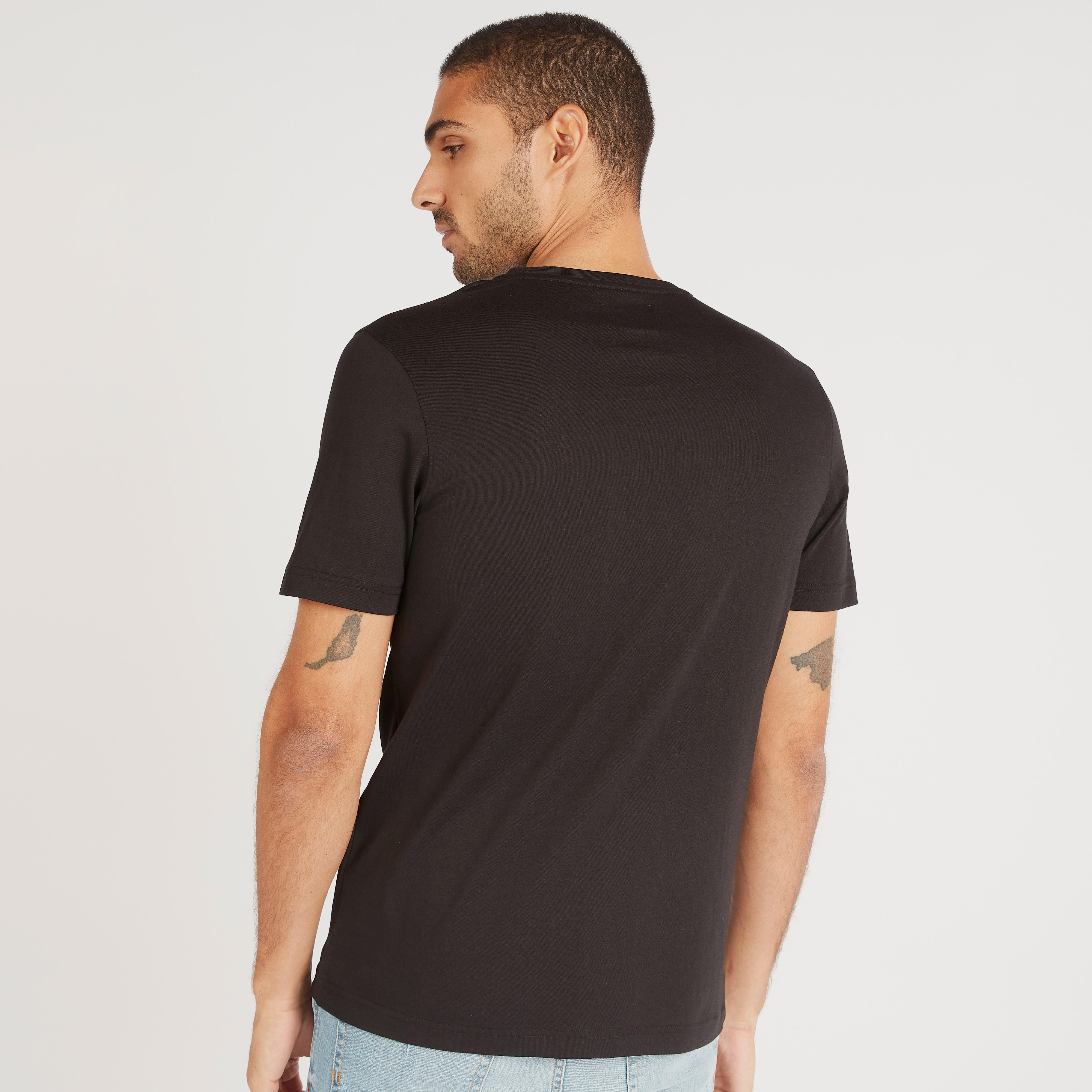 تيشيرت بياقة ضيّقة وأكمام قصيرة وطبعات شعار-men-clothing-tshirtsandpolos-tshirts-image-4