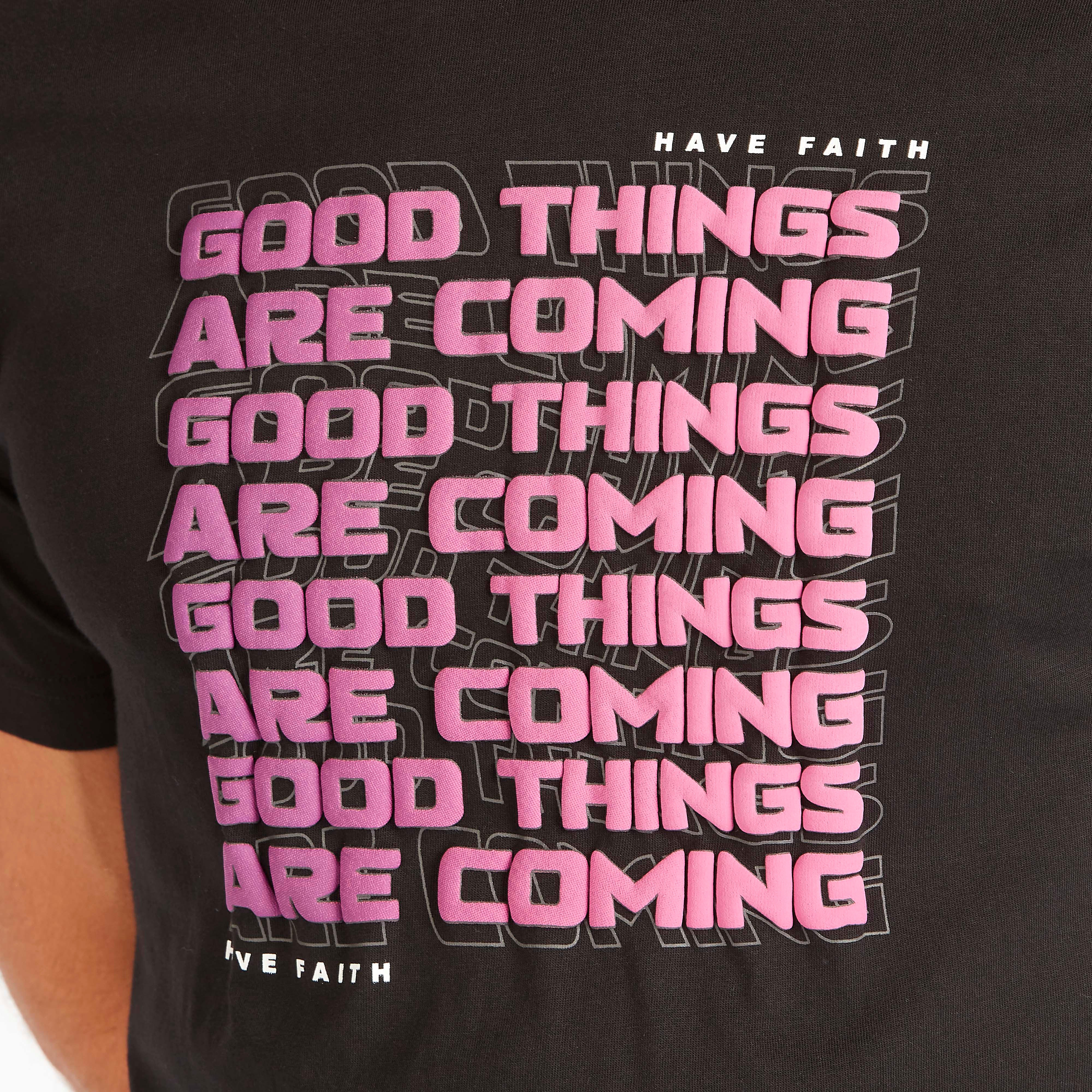 تيشيرت بياقة ضيّقة وأكمام قصيرة وطبعات شعار-men-clothing-tshirtsandpolos-tshirts-image-5