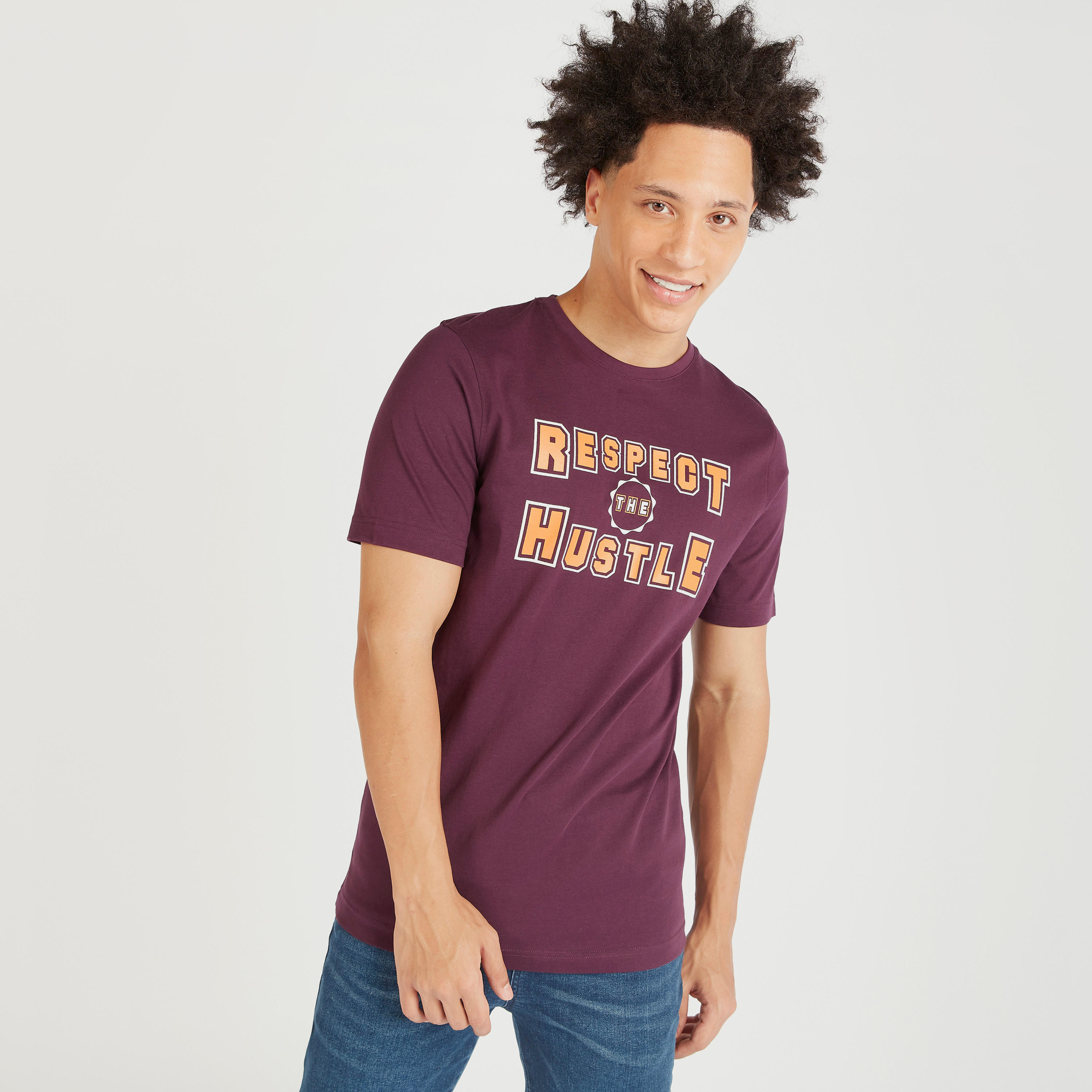 تيشيرت بياقة ضيّقة وأكمام قصيرة وطبعات-men-clothing-tshirtsandpolos-tshirts-image-1