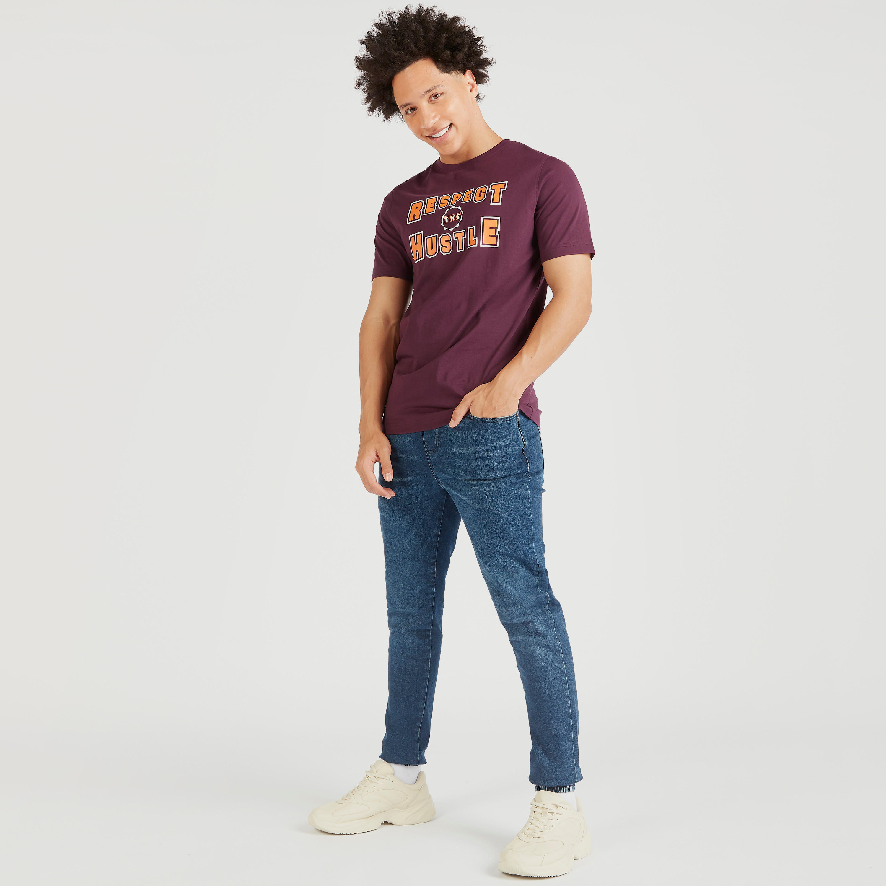 تيشيرت بياقة ضيّقة وأكمام قصيرة وطبعات-men-clothing-tshirtsandpolos-tshirts-image-2