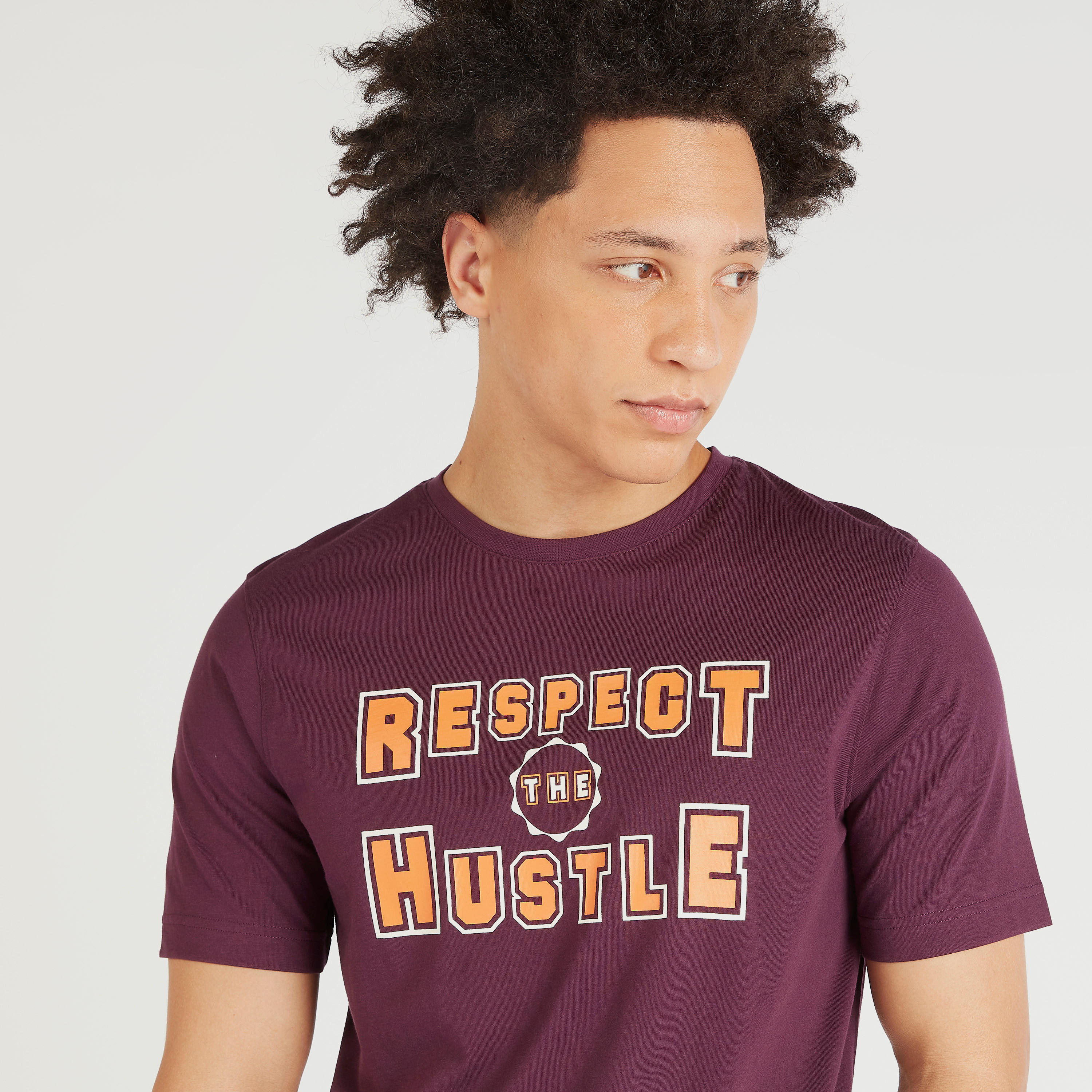 تيشيرت بياقة ضيّقة وأكمام قصيرة وطبعات-men-clothing-tshirtsandpolos-tshirts-image-3