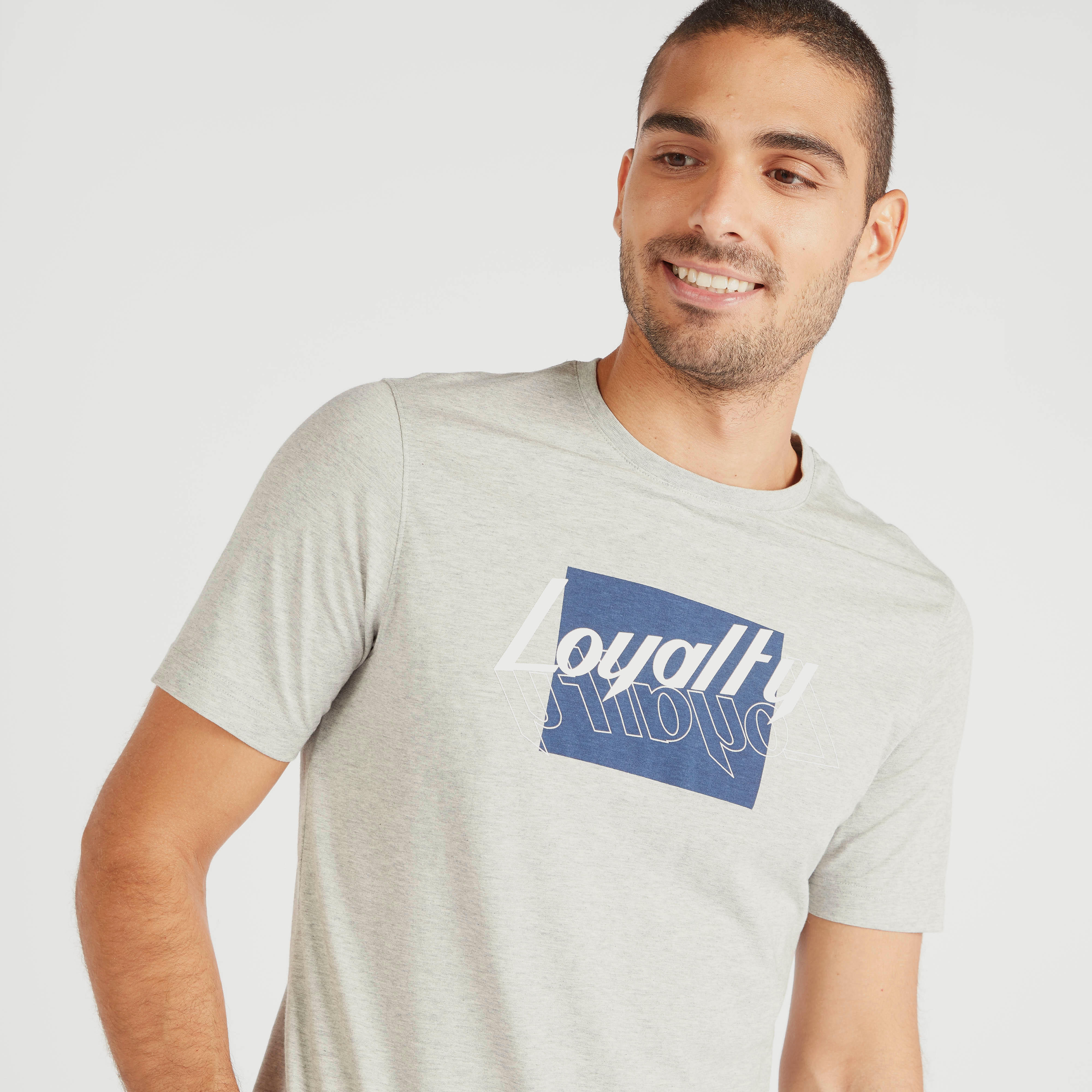 تيشيرت بياقة ضيّقة وأكمام قصيرة وطبعات جرافيك-men-clothing-tshirtsandpolos-tshirts-image-1