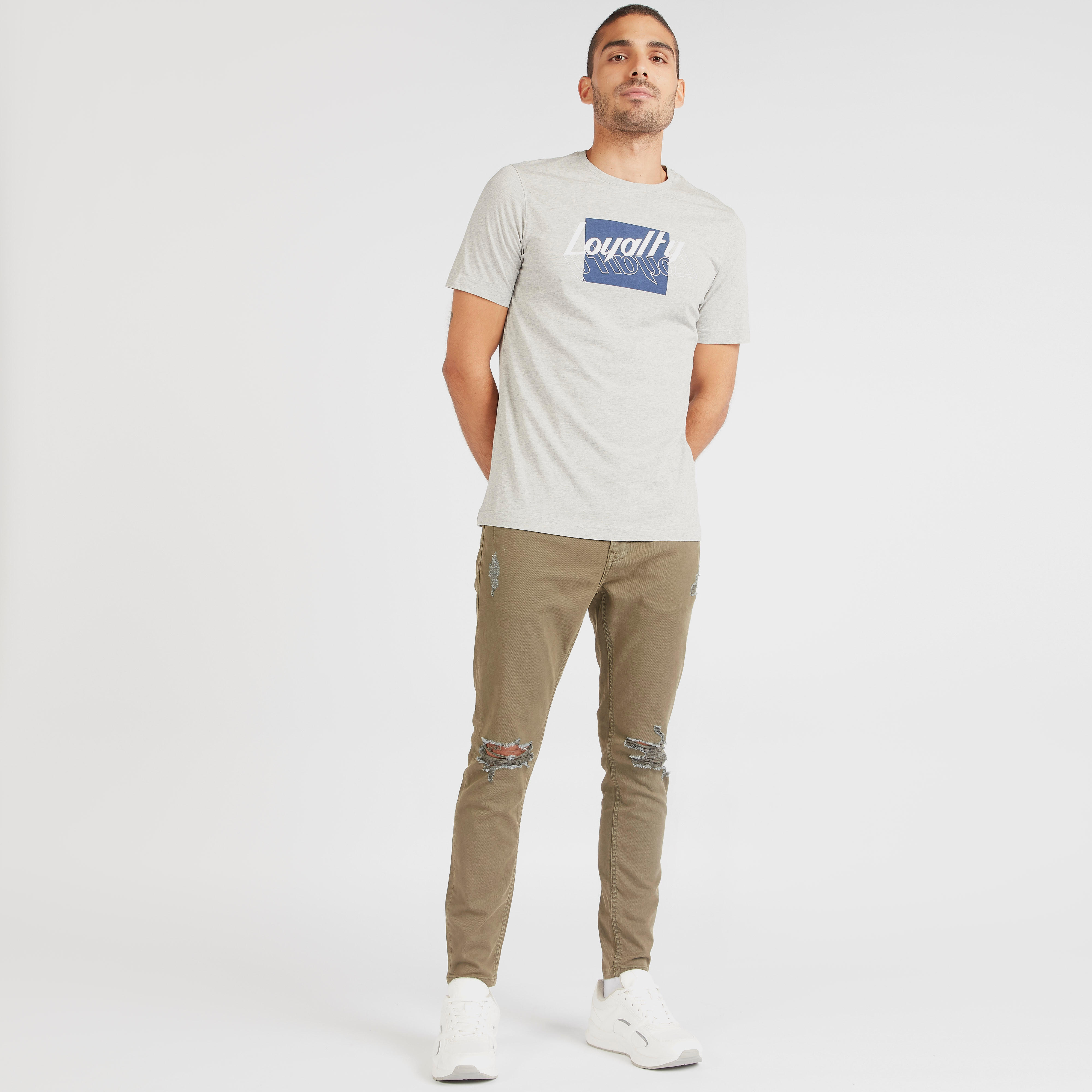تيشيرت بياقة ضيّقة وأكمام قصيرة وطبعات جرافيك-men-clothing-tshirtsandpolos-tshirts-image-2