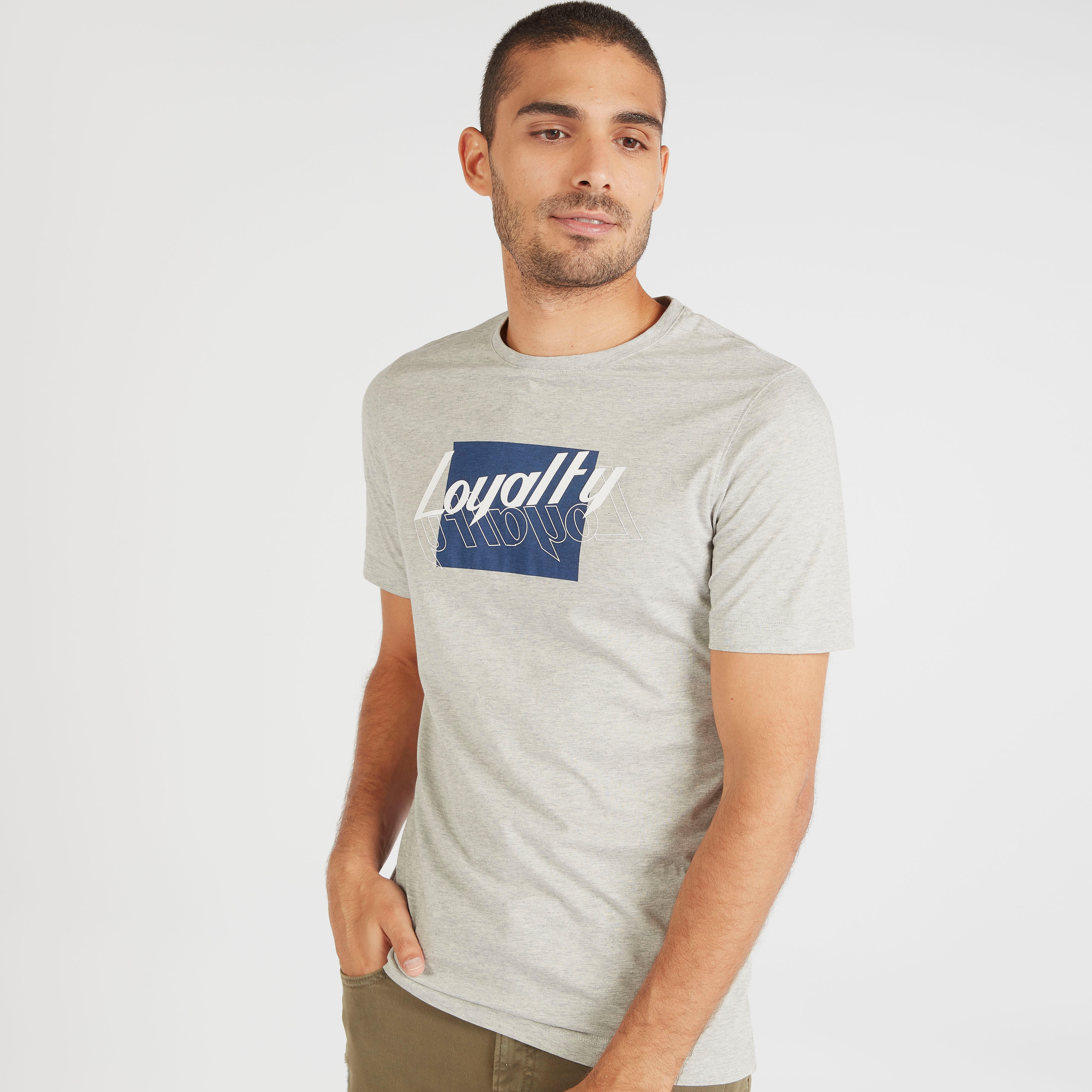 تيشيرت بياقة ضيّقة وأكمام قصيرة وطبعات جرافيك-men-clothing-tshirtsandpolos-tshirts-image-3
