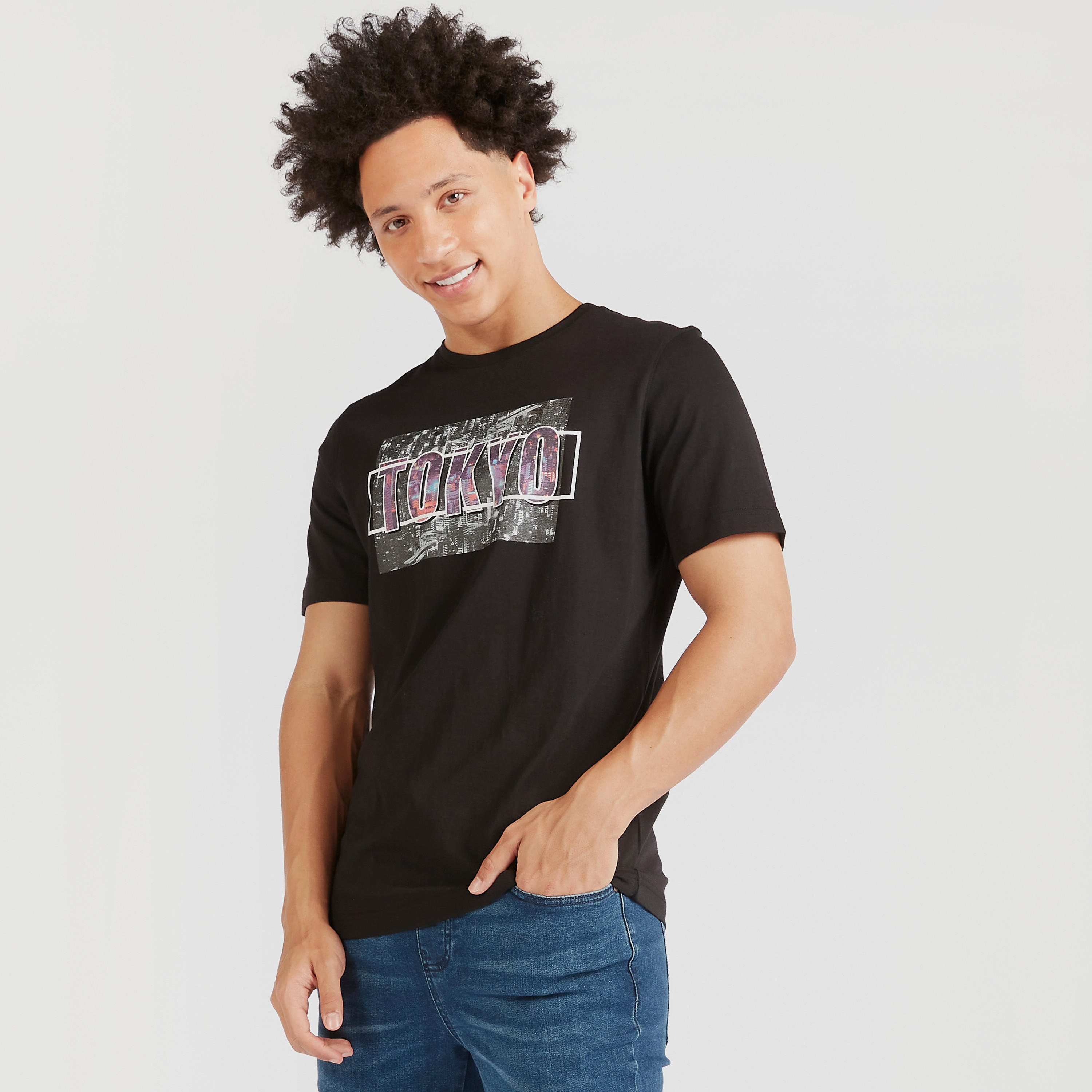 تيشيرت بياقة ضيّقة وأكمام قصيرة وطبعات جرافيك-men-clothing-tshirtsandpolos-tshirts-image-1