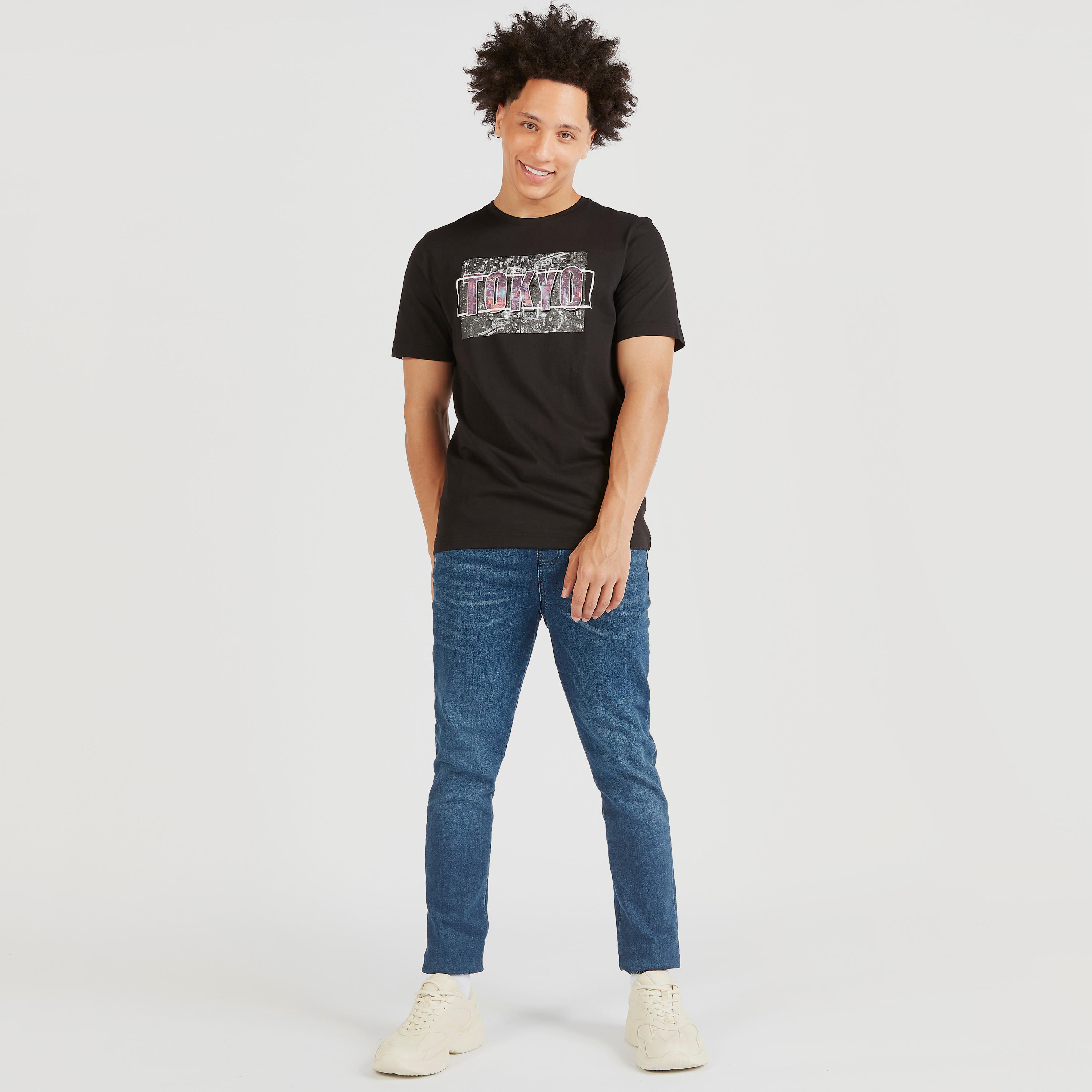 تيشيرت بياقة ضيّقة وأكمام قصيرة وطبعات جرافيك-men-clothing-tshirtsandpolos-tshirts-image-2