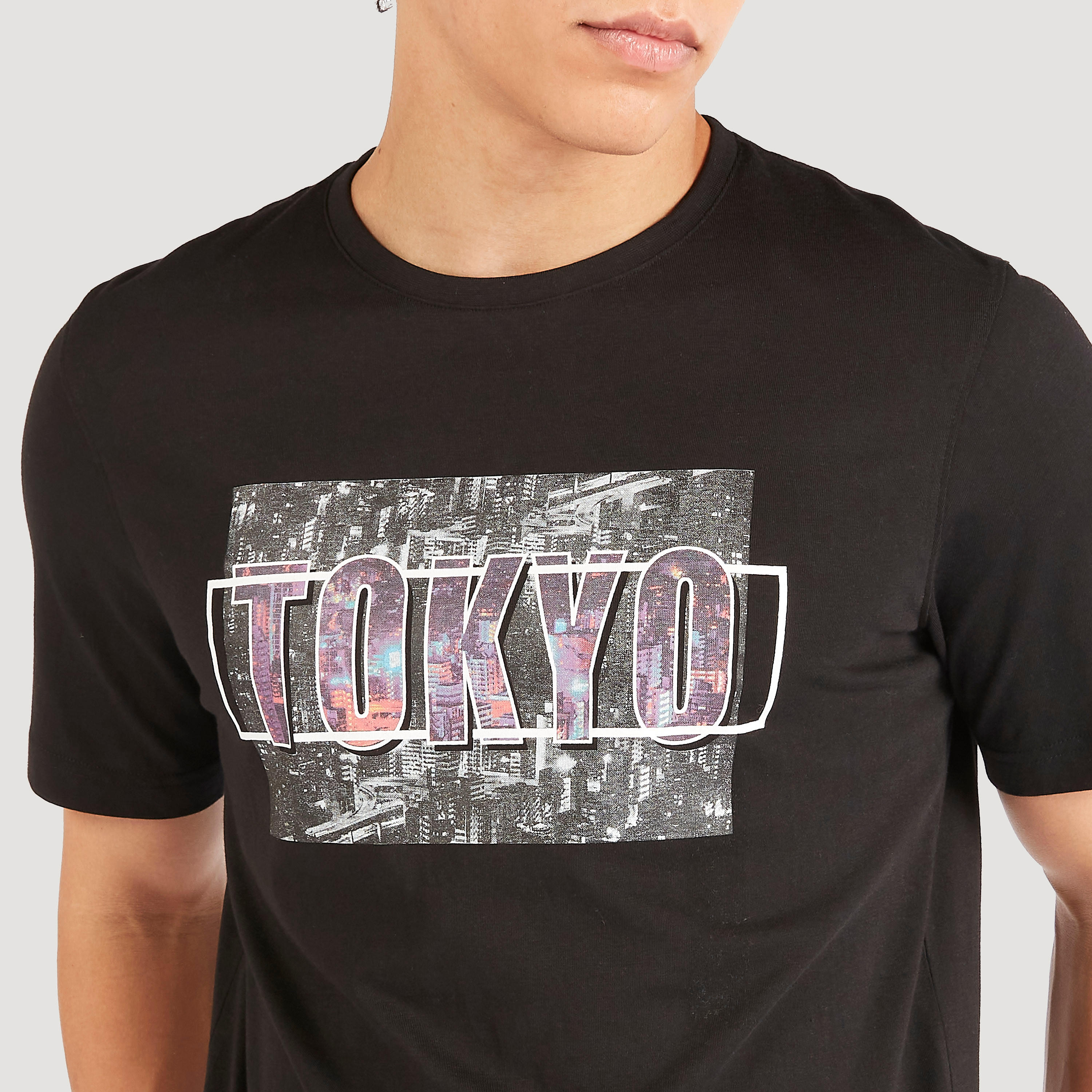 تيشيرت بياقة ضيّقة وأكمام قصيرة وطبعات جرافيك-men-clothing-tshirtsandpolos-tshirts-image-3
