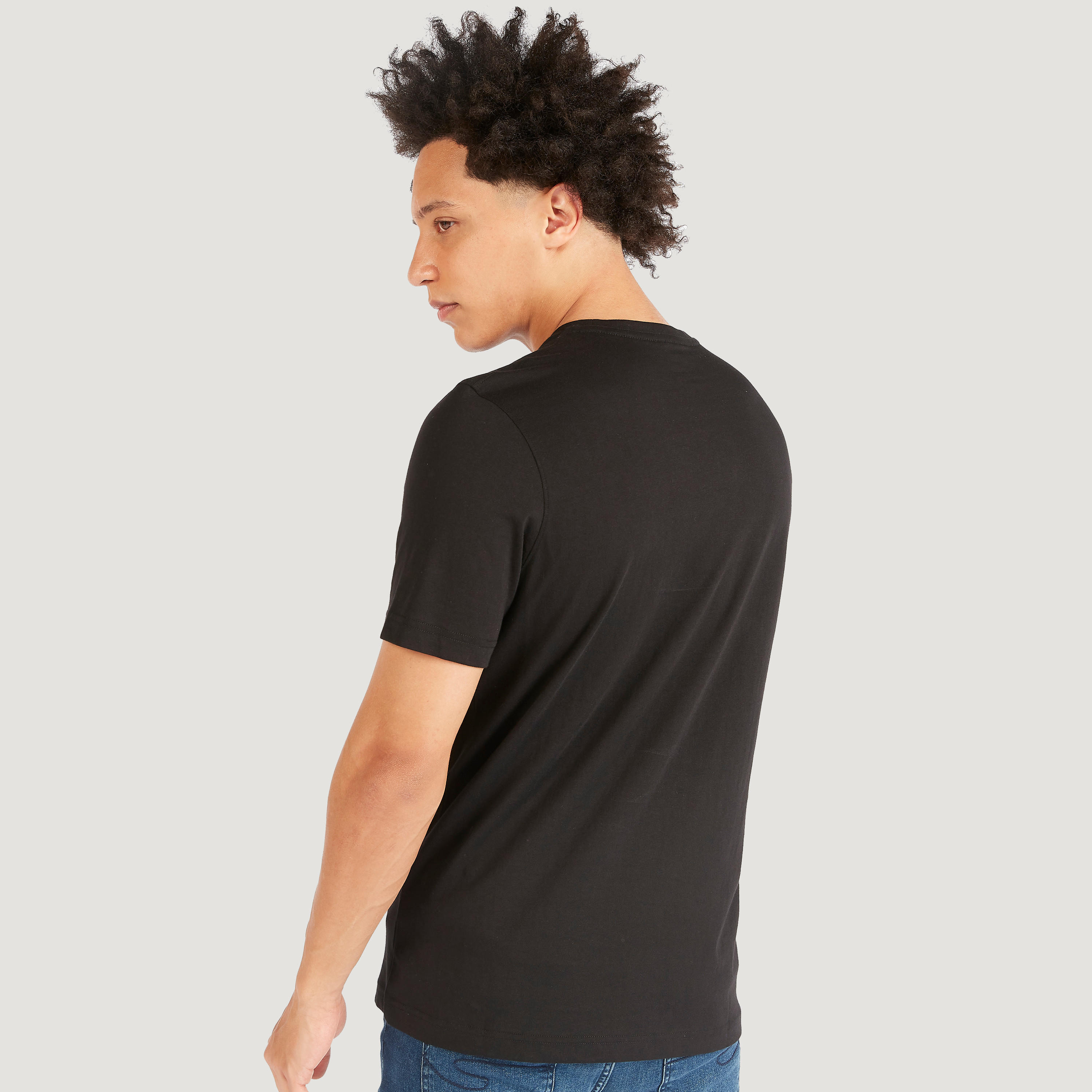 تيشيرت بياقة ضيّقة وأكمام قصيرة وطبعات جرافيك-men-clothing-tshirtsandpolos-tshirts-image-4