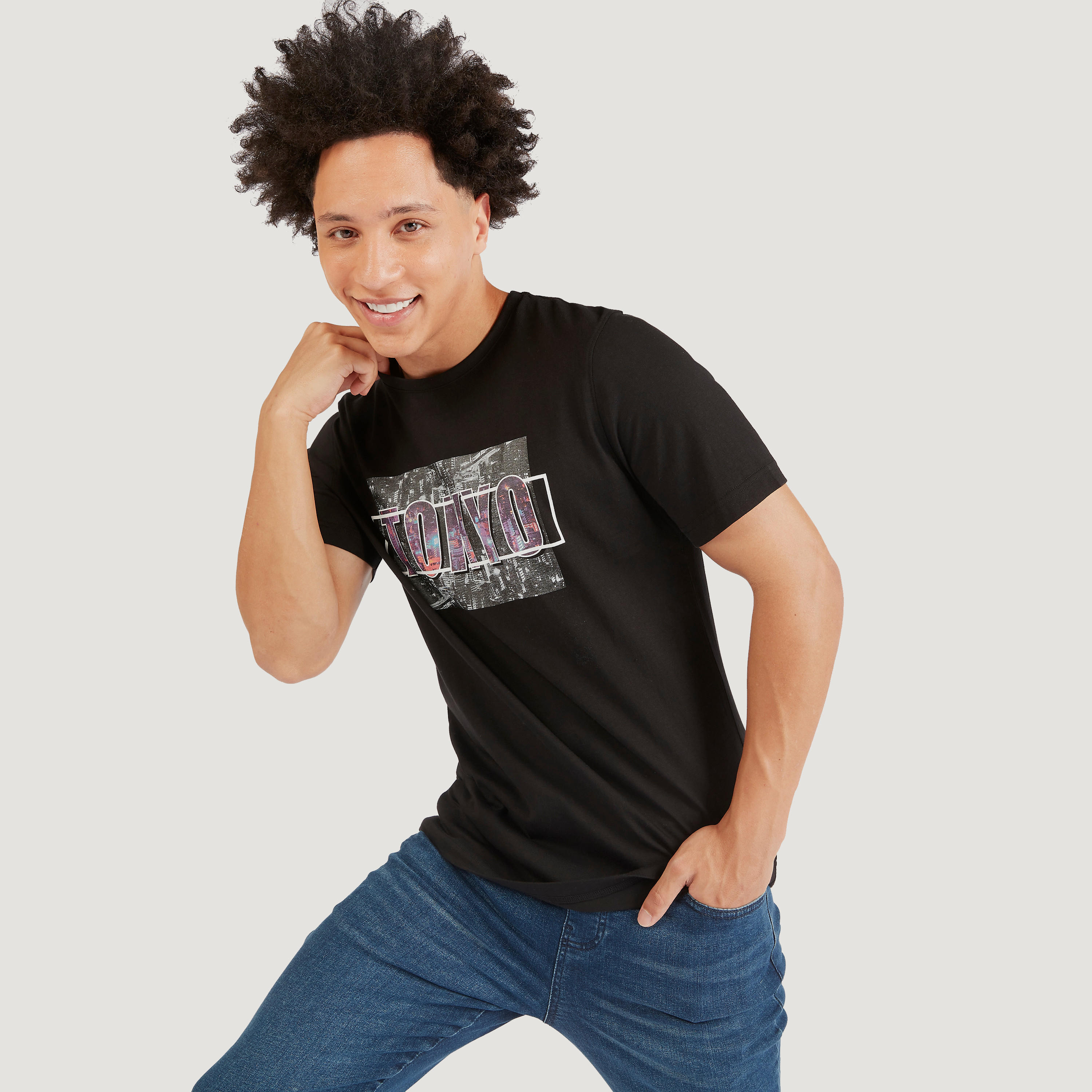 تيشيرت بياقة ضيّقة وأكمام قصيرة وطبعات جرافيك-men-clothing-tshirtsandpolos-tshirts-image-5