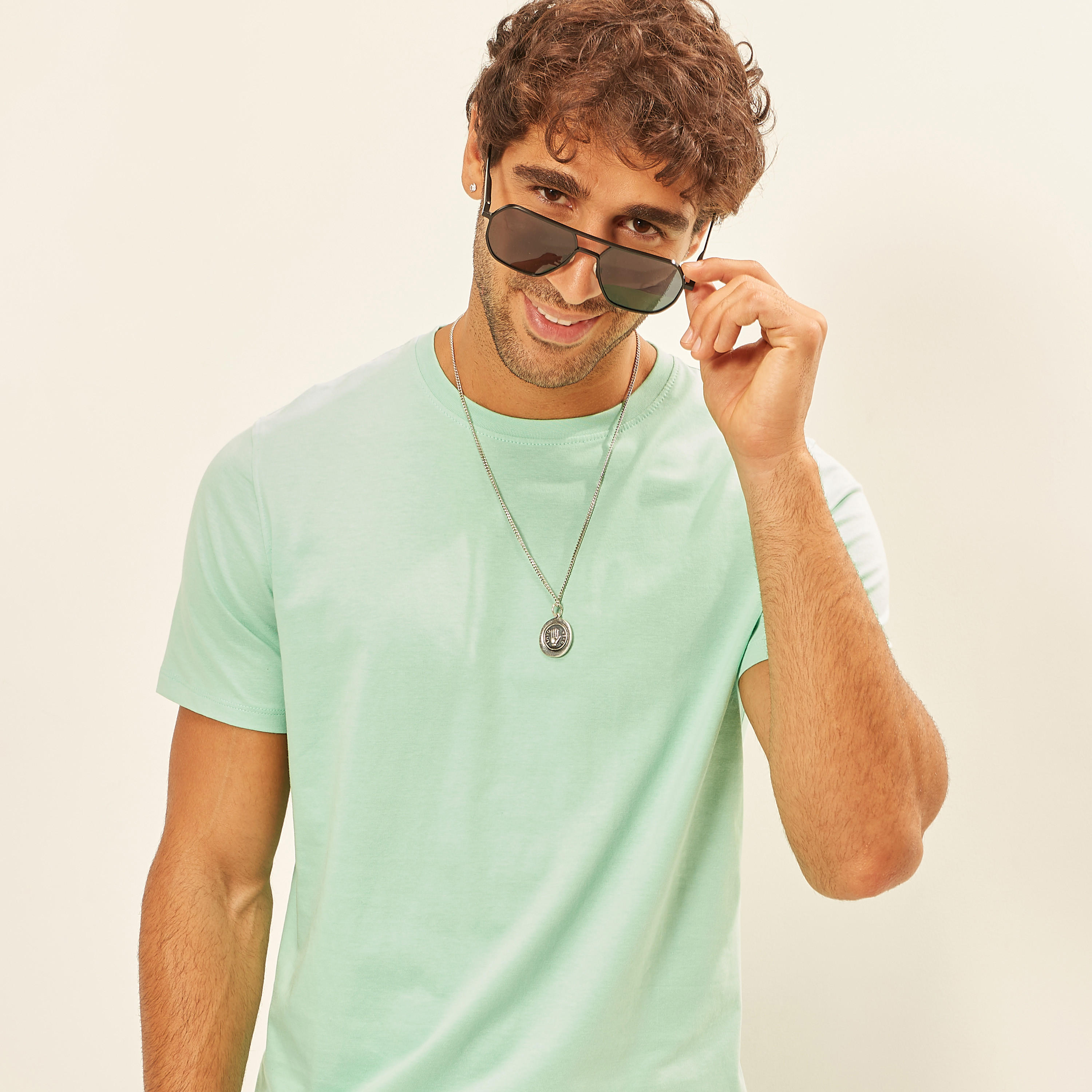 تيشيرت سادة بياقة ضيّقة وأكمام قصيرة-men-clothing-tshirtsandpolos-tshirts-image-1