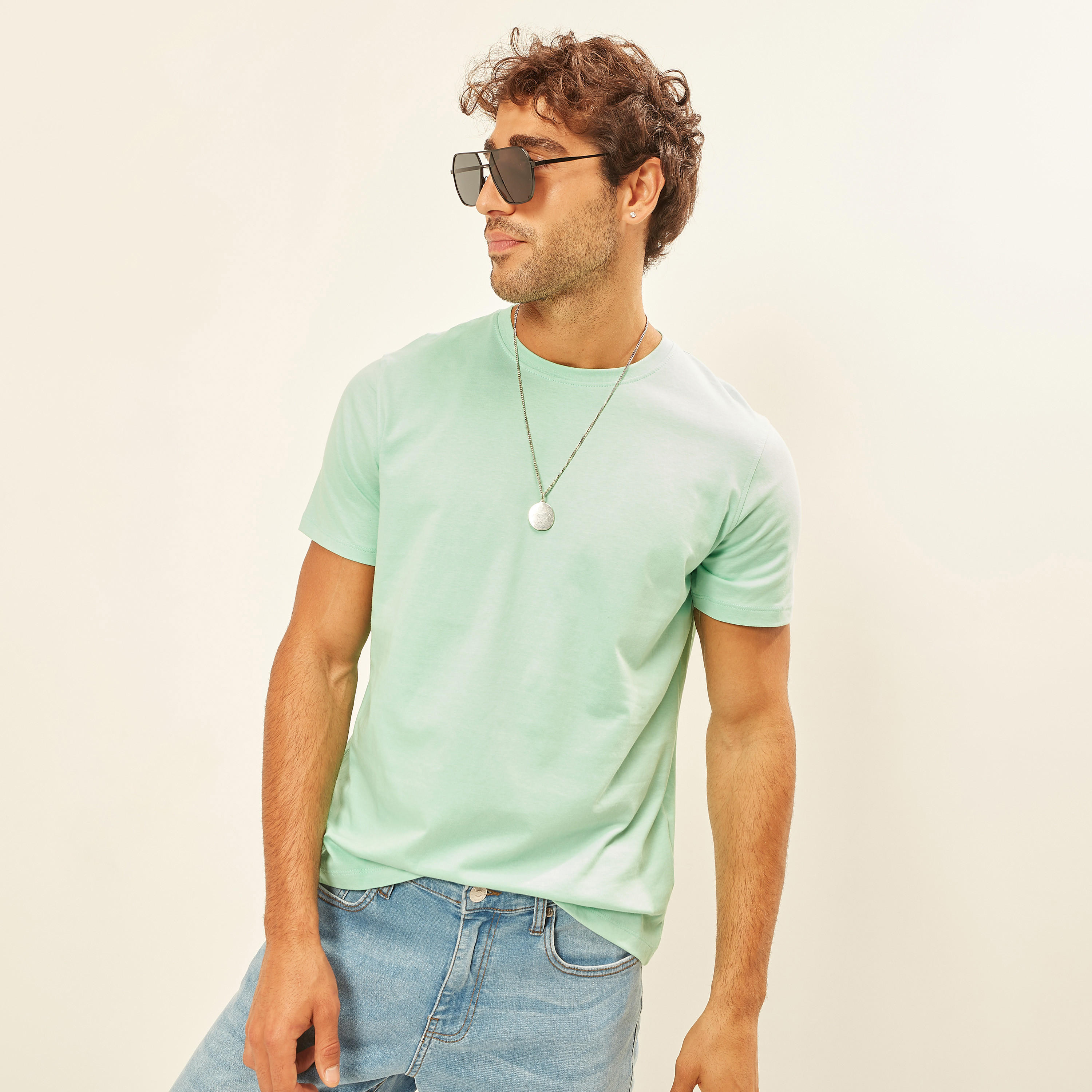 تيشيرت سادة بياقة ضيّقة وأكمام قصيرة-men-clothing-tshirtsandpolos-tshirts-image-2