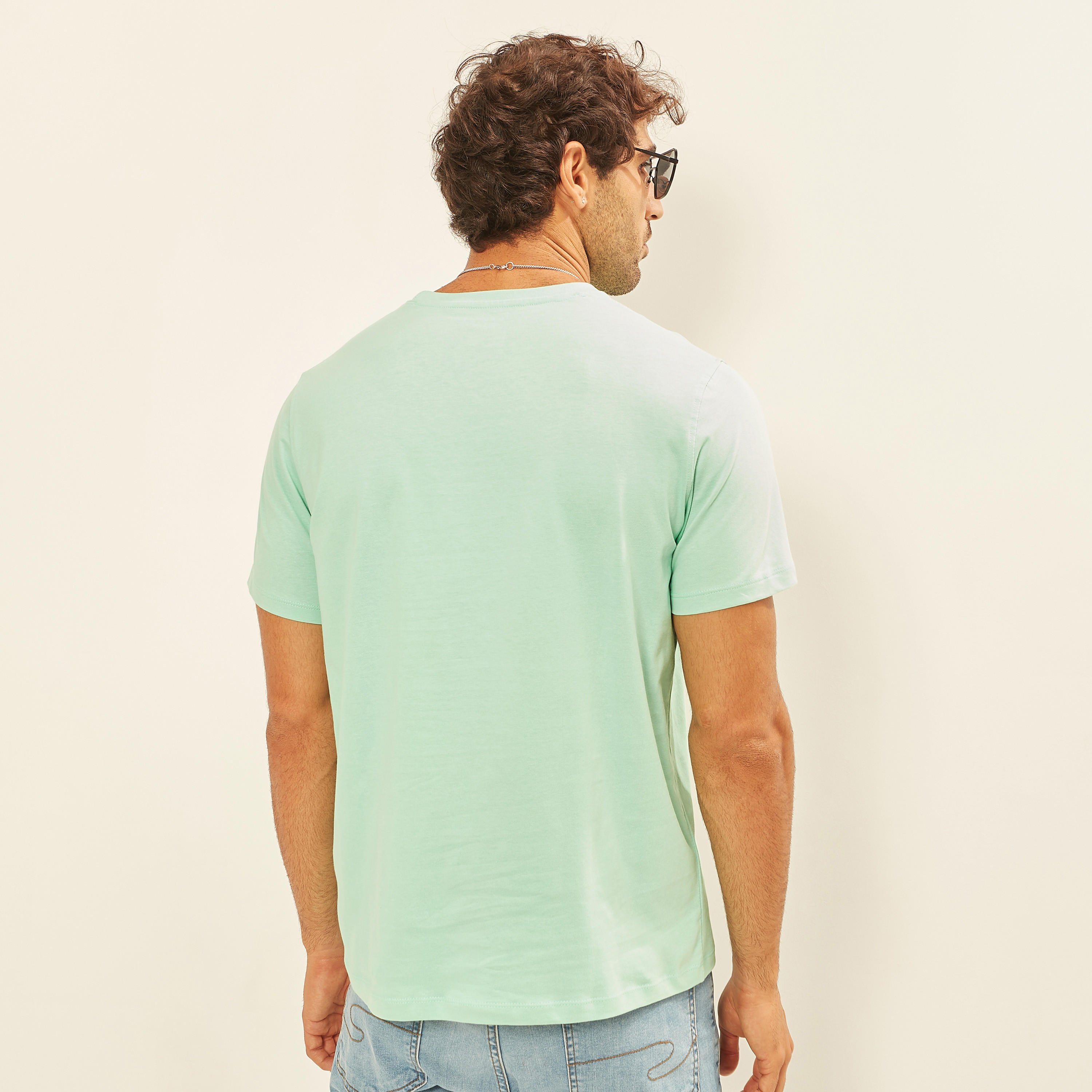 تيشيرت سادة بياقة ضيّقة وأكمام قصيرة-men-clothing-tshirtsandpolos-tshirts-image-4