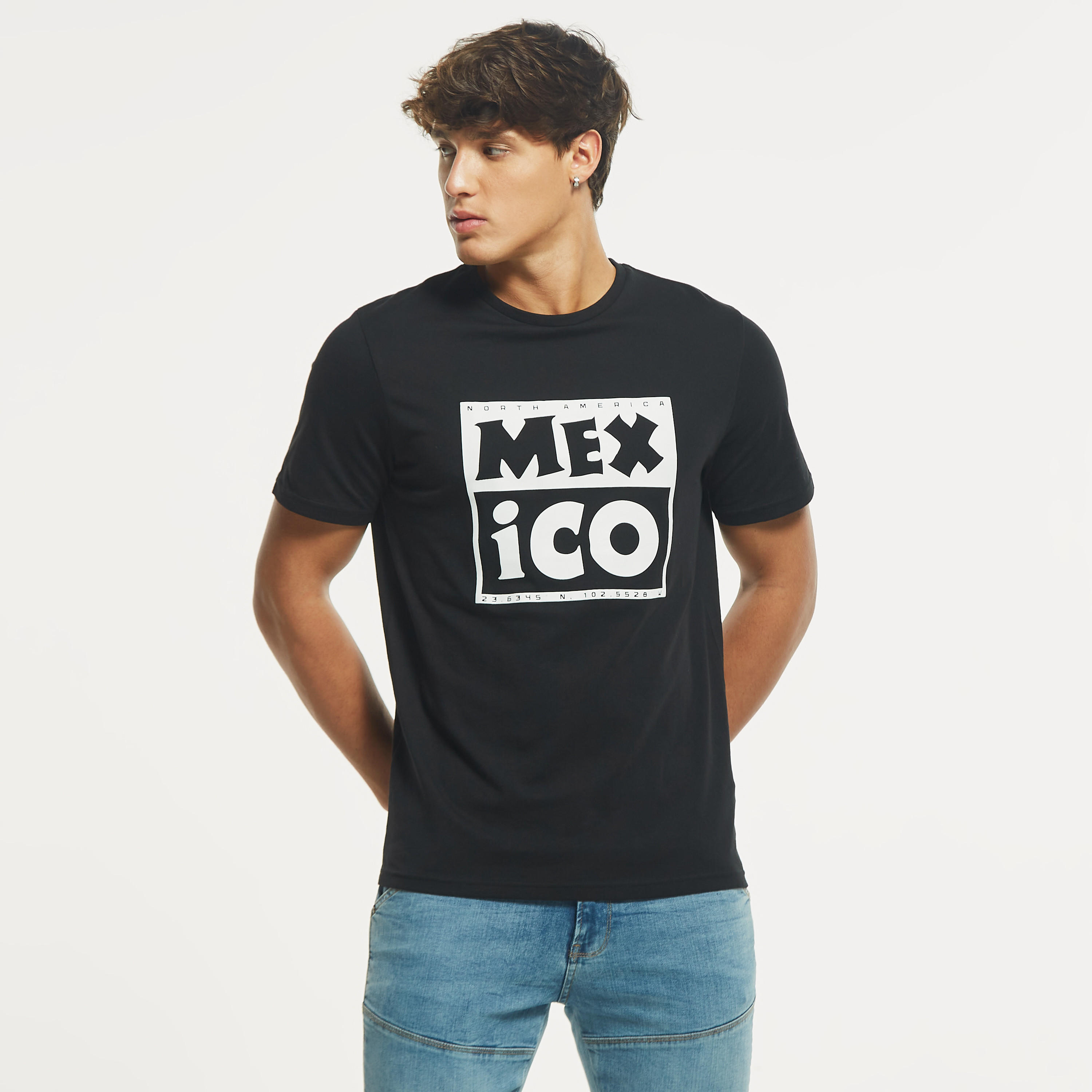 تيشيرت بياقة ضيّقة وأكمام قصيرة وطبعات-men-clothing-tshirtsandpolos-tshirts-image-1