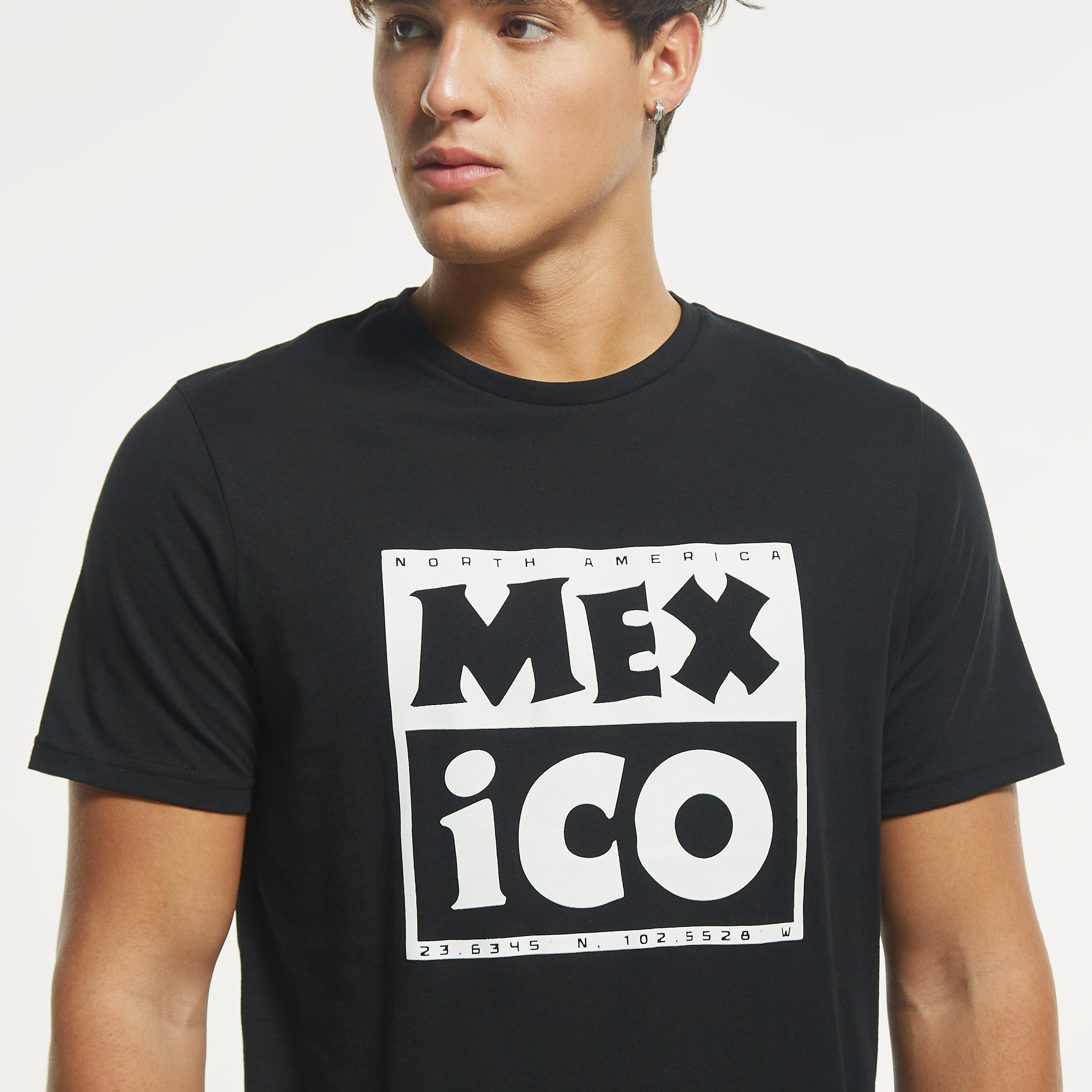 تيشيرت بياقة ضيّقة وأكمام قصيرة وطبعات-men-clothing-tshirtsandpolos-tshirts-image-4