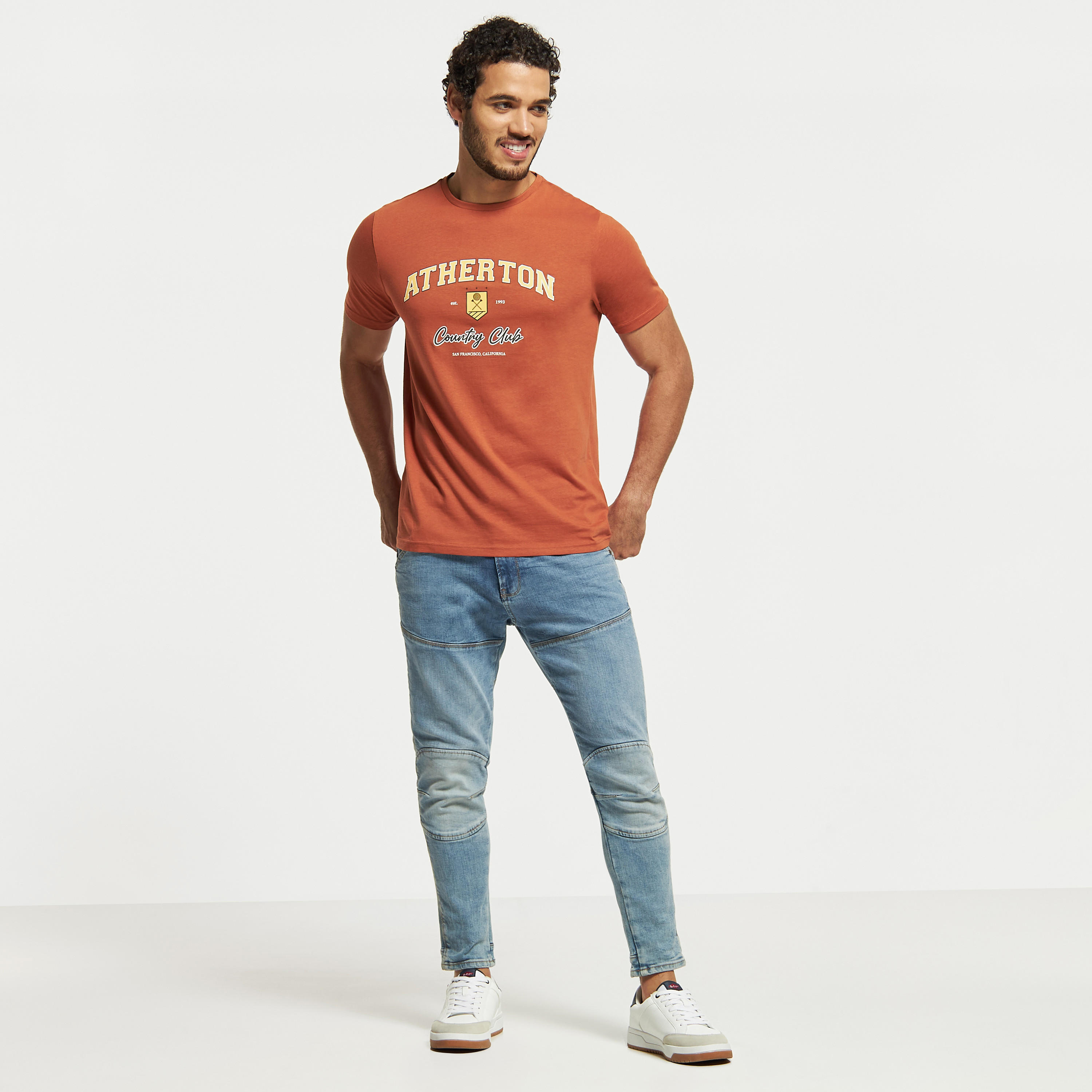 تيشيرت بياقة ضيقة وأكمام قصيرة وطبعات-men-clothing-tshirtsandpolos-tshirts-image-2