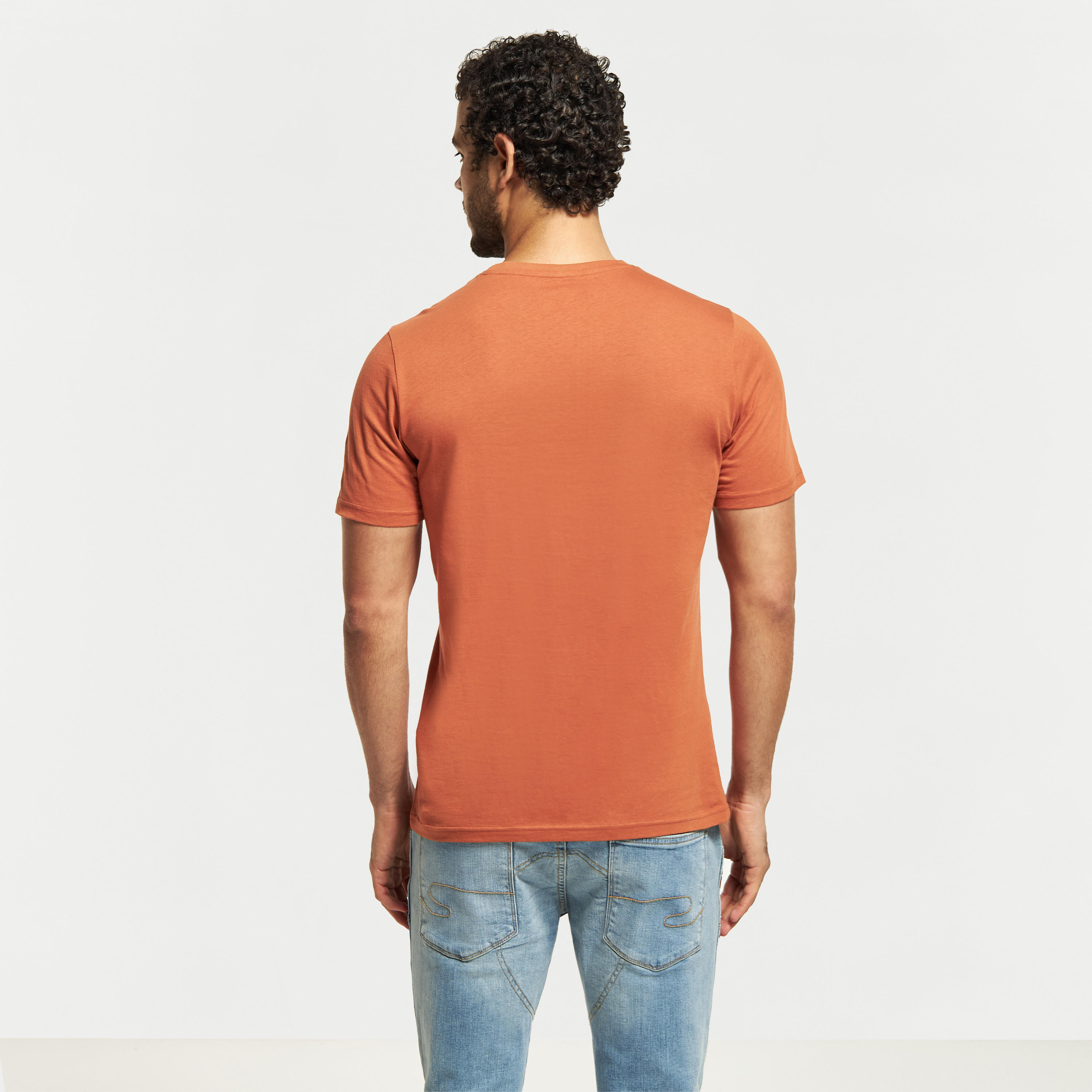 تيشيرت بياقة ضيقة وأكمام قصيرة وطبعات-men-clothing-tshirtsandpolos-tshirts-image-3