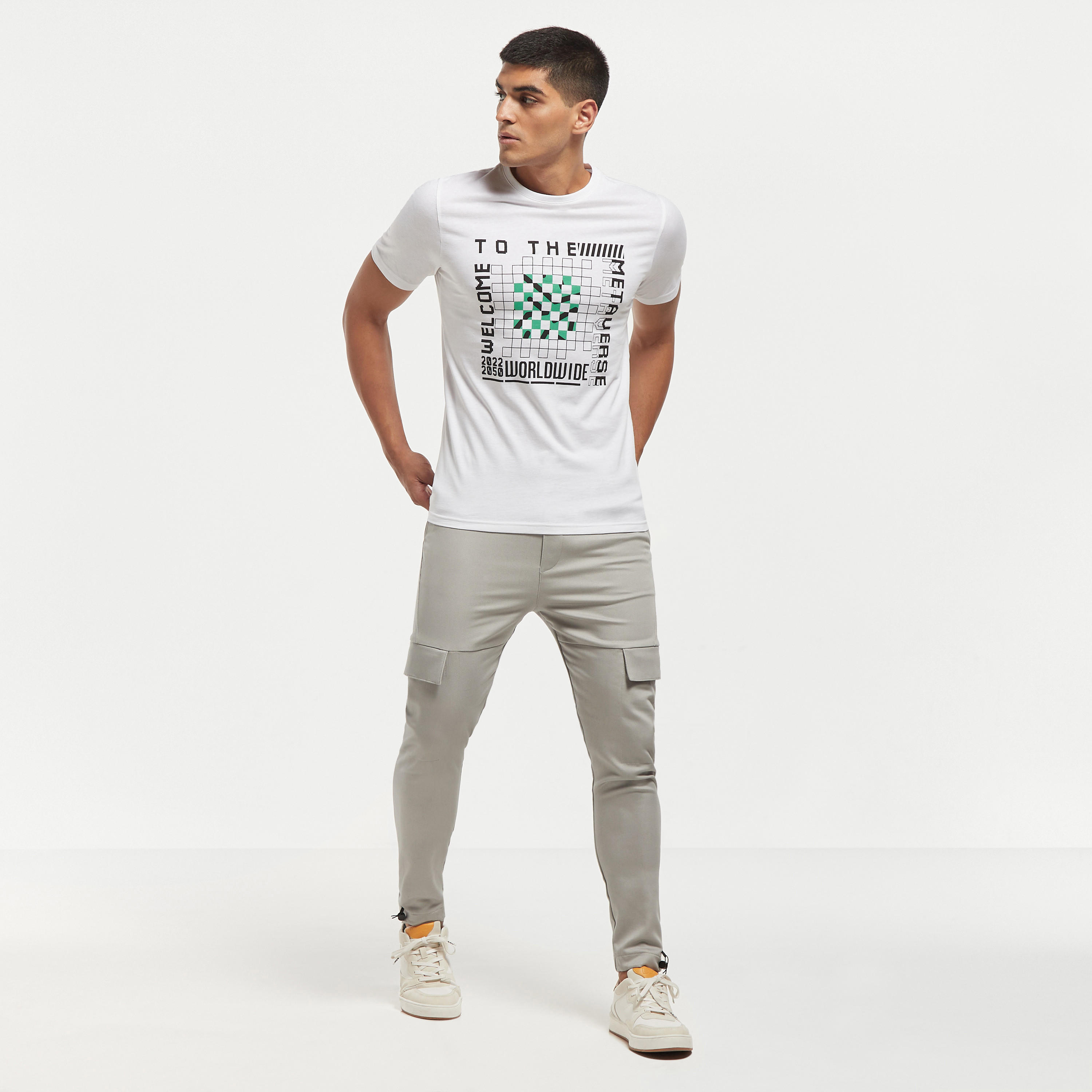 تيشيرت بياقة ضيقة وأكمام قصيرة وطبعات-men-clothing-tshirtsandpolos-tshirts-image-2