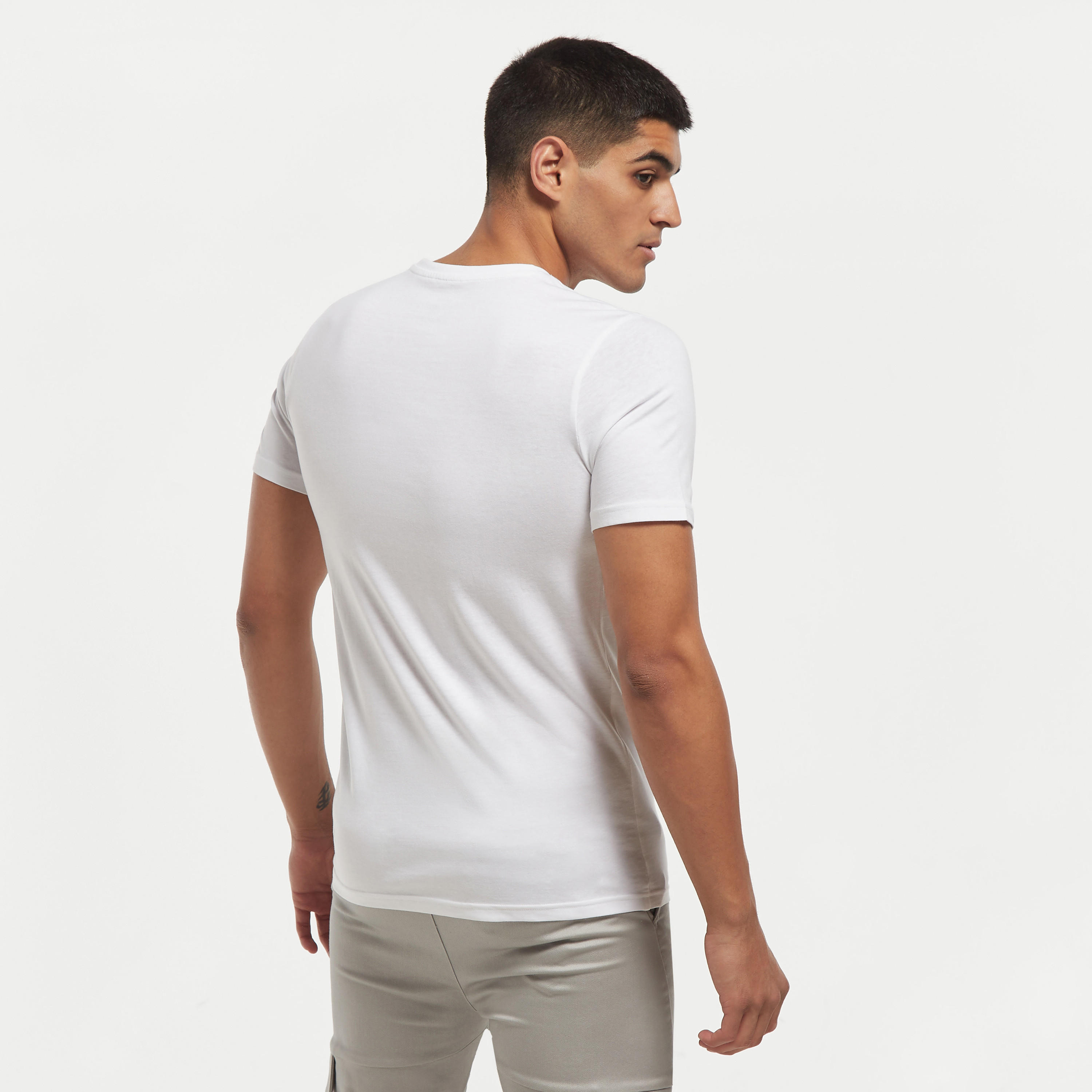 تيشيرت بياقة ضيقة وأكمام قصيرة وطبعات-men-clothing-tshirtsandpolos-tshirts-image-3