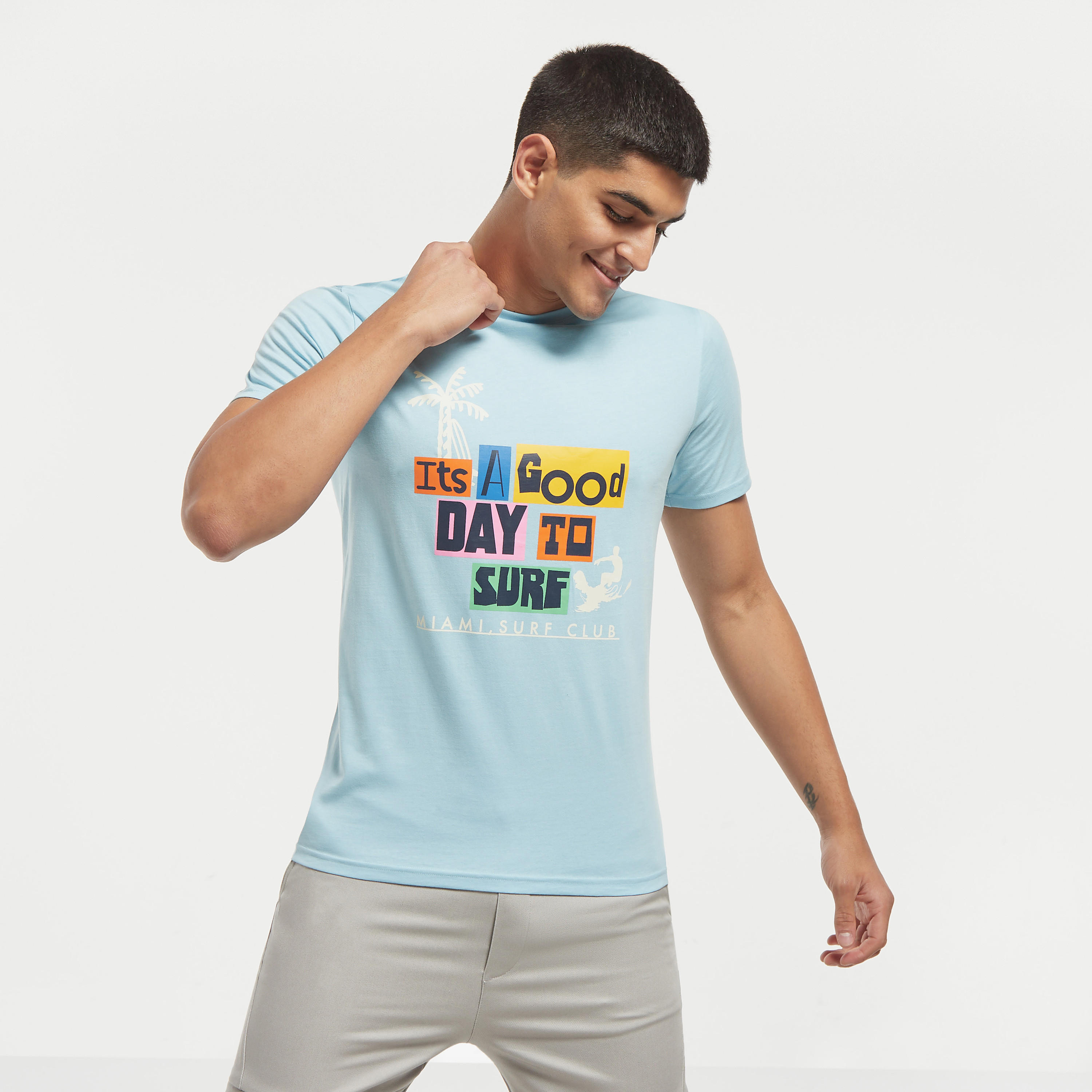 تيشيرت بياقة ضيقة وأكمام قصيرة وطبعات-men-clothing-tshirtsandpolos-tshirts-image-1